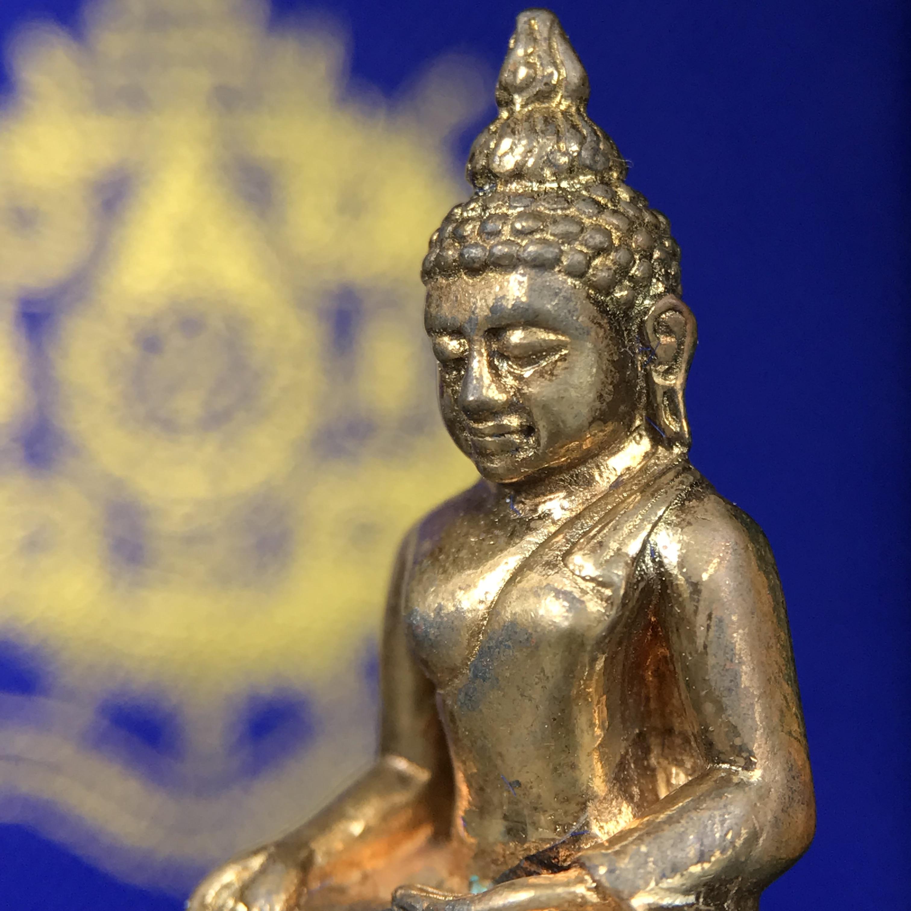 พระกริ่งไพรีพินาศ บรรจุเหล็กไหล ครั้งแรกและครั้งเดียวในประวัติศาสตร์ เฉลิมพระเกียรติ พระบาทสมเด็จพระเจ้าอยู่หัวรัชกาลที่9 พระชนมพรรษา 6 รอบ ปี2542 เนื้อสัมฤทธิ์(บรรจุเหล็กไหล)ดีนอก-ดีใน พิธีใหญ่ มวลสารเด่น (หายาก)