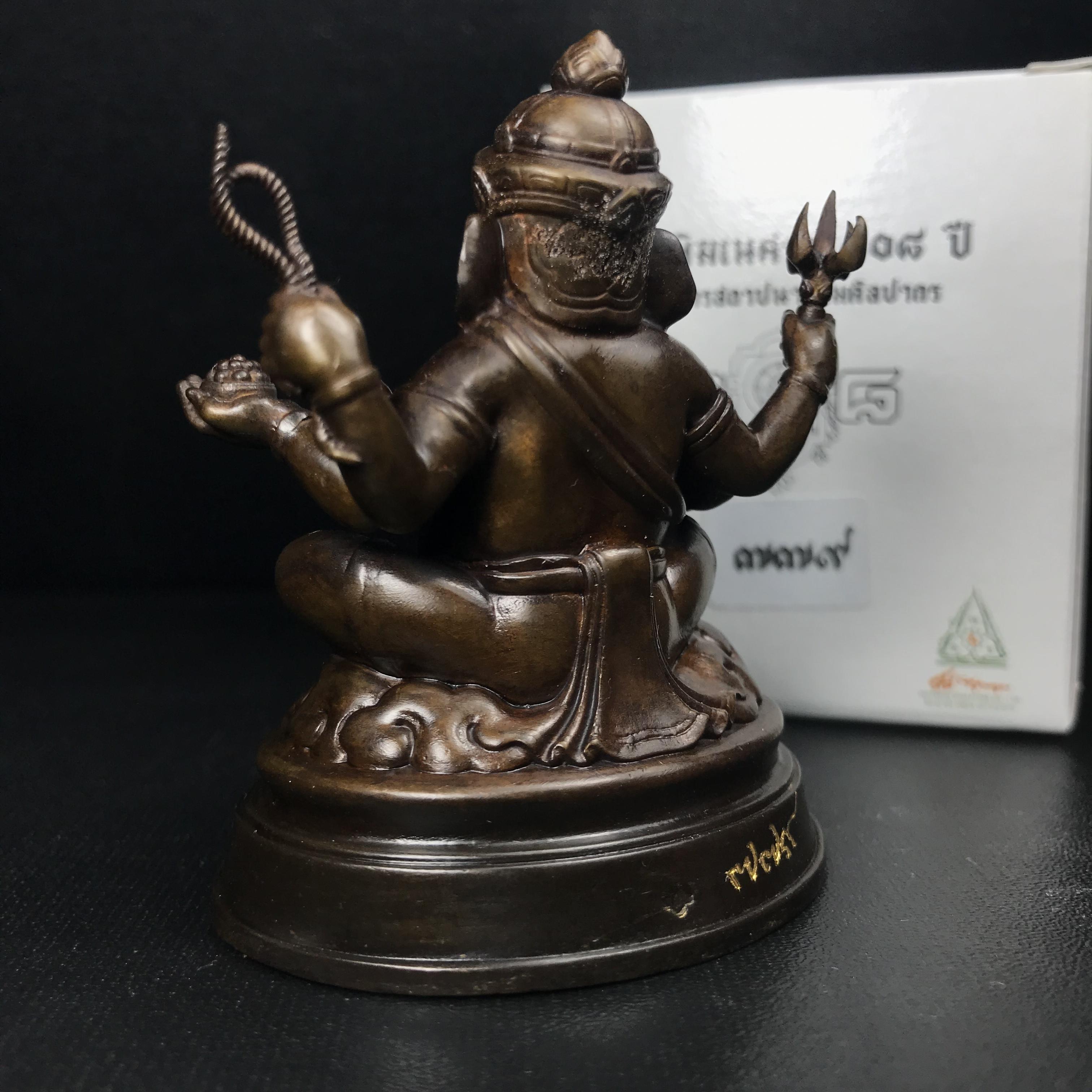 พระพิฆเนศวร รุ่น 108 แห่งการสถาปนากรมศิลปากร ปี 2562 ขนาดบูชาหน้าตัก 1.5 นิ้ว เนื้อทองเหลืองรมดำ (พิธีใหญ่ มวลสารดี)(เลขนัมเบอร์ 779)1 ใน 1999 องค์