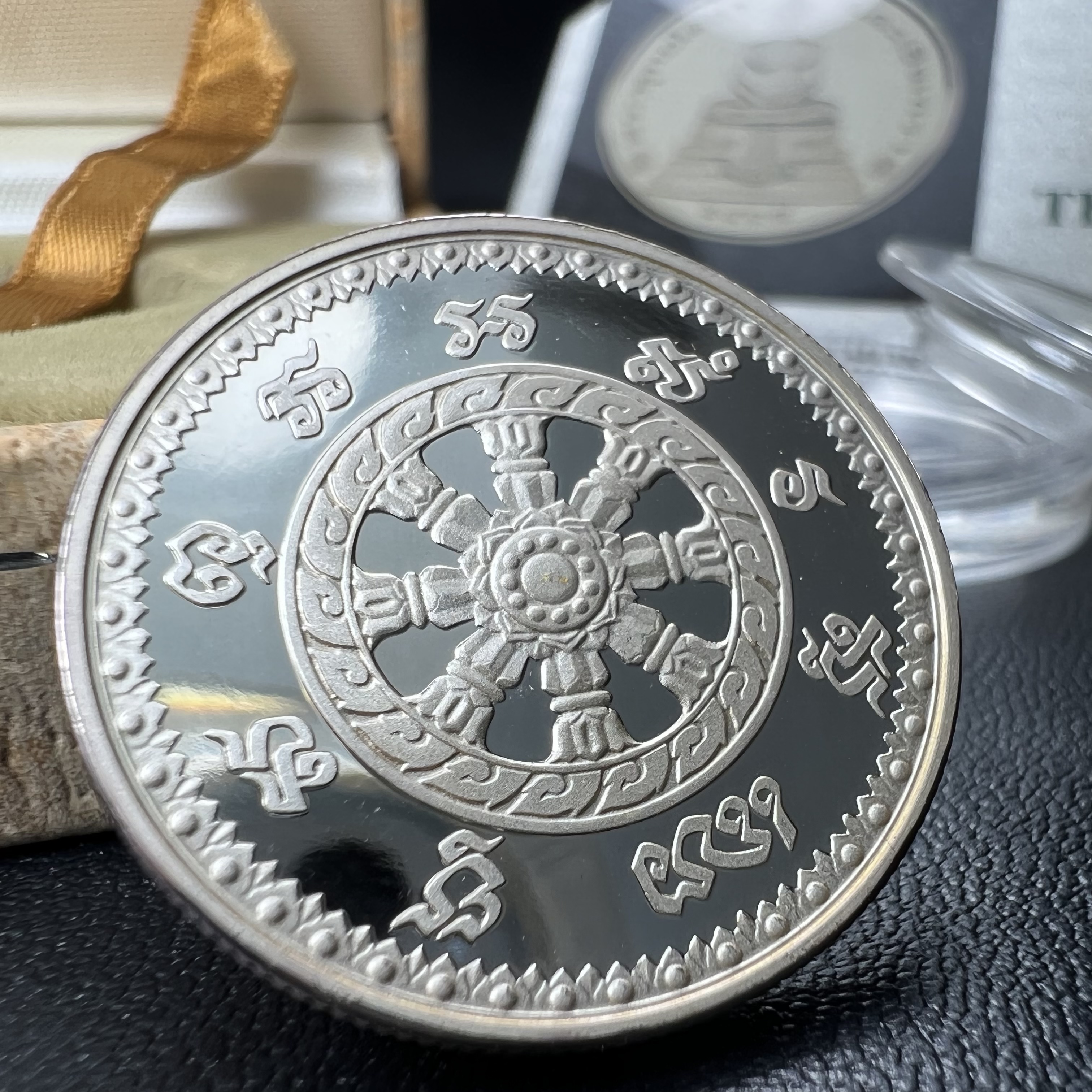 เหรียญพระพุทธโสธร รุ่นนานาชาติ(รุ่นแรก) วัดโสธรวรารามวรวิหาร ปี 2537 หลังพระธรรมจักร เนื้อเงินขัดเงา ขนาด 2.5 มม.สภาพสวยพร้อมกล่องและการ์ดใบรับรองเดิมครบสมบูรณ์(1 ใน 5000 เหรียญ)