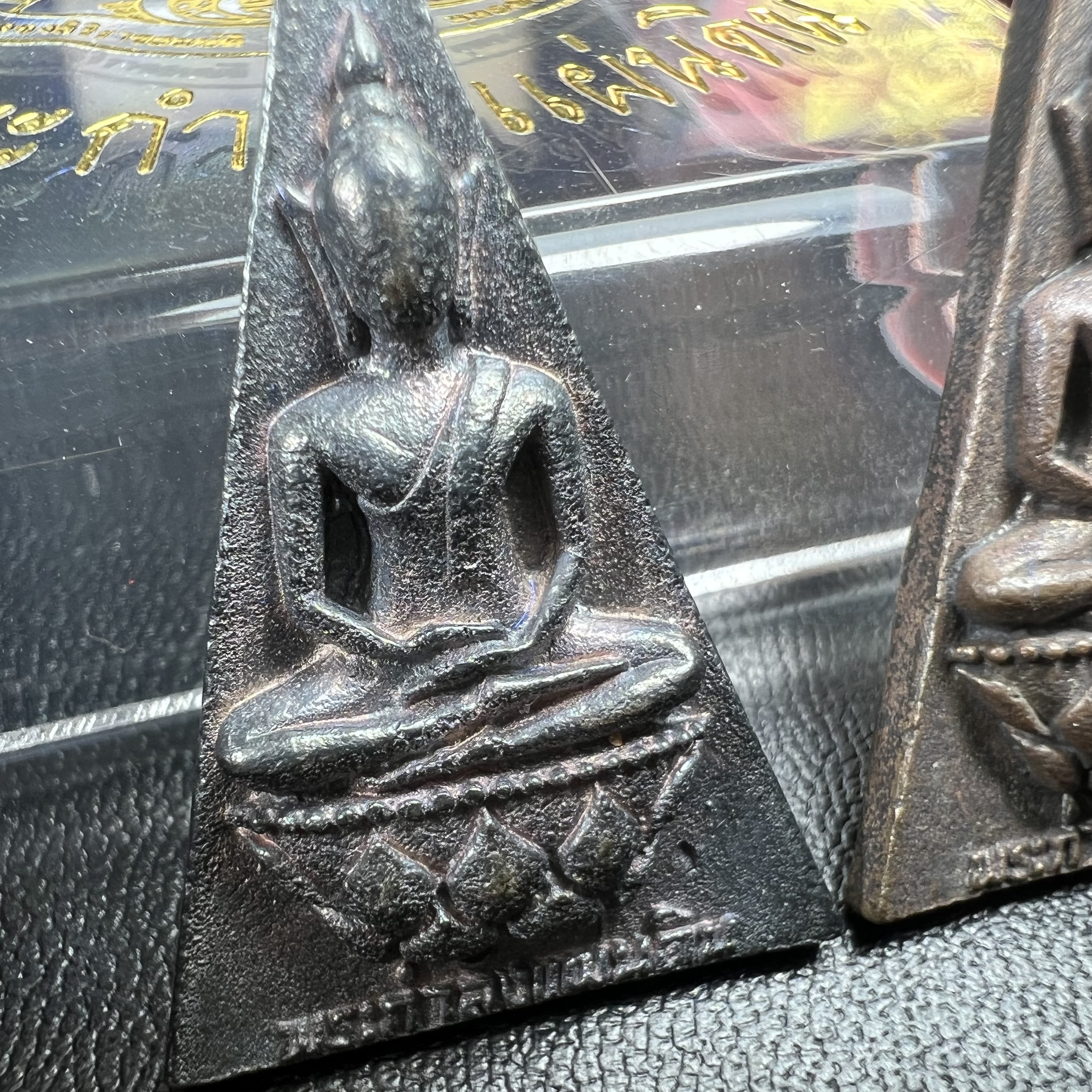 พระกำลังแผ่นดิน (สมเด็จจิตรลดา2) จัดสร้างเฉลิมพระเกียรติ ร.9 ครองราชย์ 50 ปี 2539 เนื้อเงิน(ผิวเดิมกลับดำ รุ้งๆสวย)+เนื้อนวโลหะ(สร้างน้อยหายาก)พร้อมกล่องบรรจุเดิมครบสมบูรณ์(1ใน2539องค์)