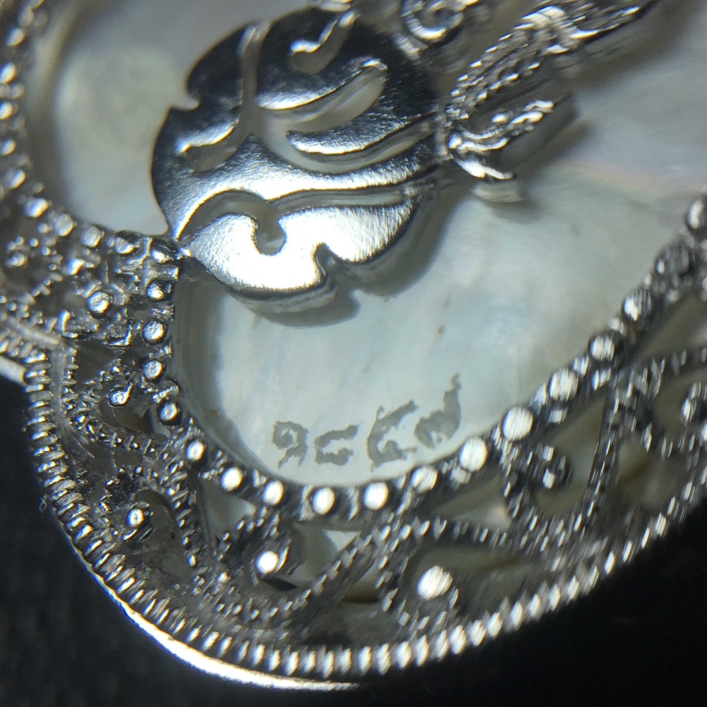 พระพุทธชินราช ภปร. โครงการ "เพราะแผ่นดินนี้ คือ แผ่นดินเกิด" ปี2548(รุ่นแรก) เหรียญทรงใบโพธิ์ ขนาด 21 x 29 มม. เนื้อเงินสามกษัตริย์ องค์พระชุบสามกษัตริย์ ล้อมด้วยกรอบเงินชุบทองคำขาวสลักเสลาเป็นลวดลายละเอียดอ่อน ส่วนพื้นองค์พระเป็นเปลือกหอยมุข