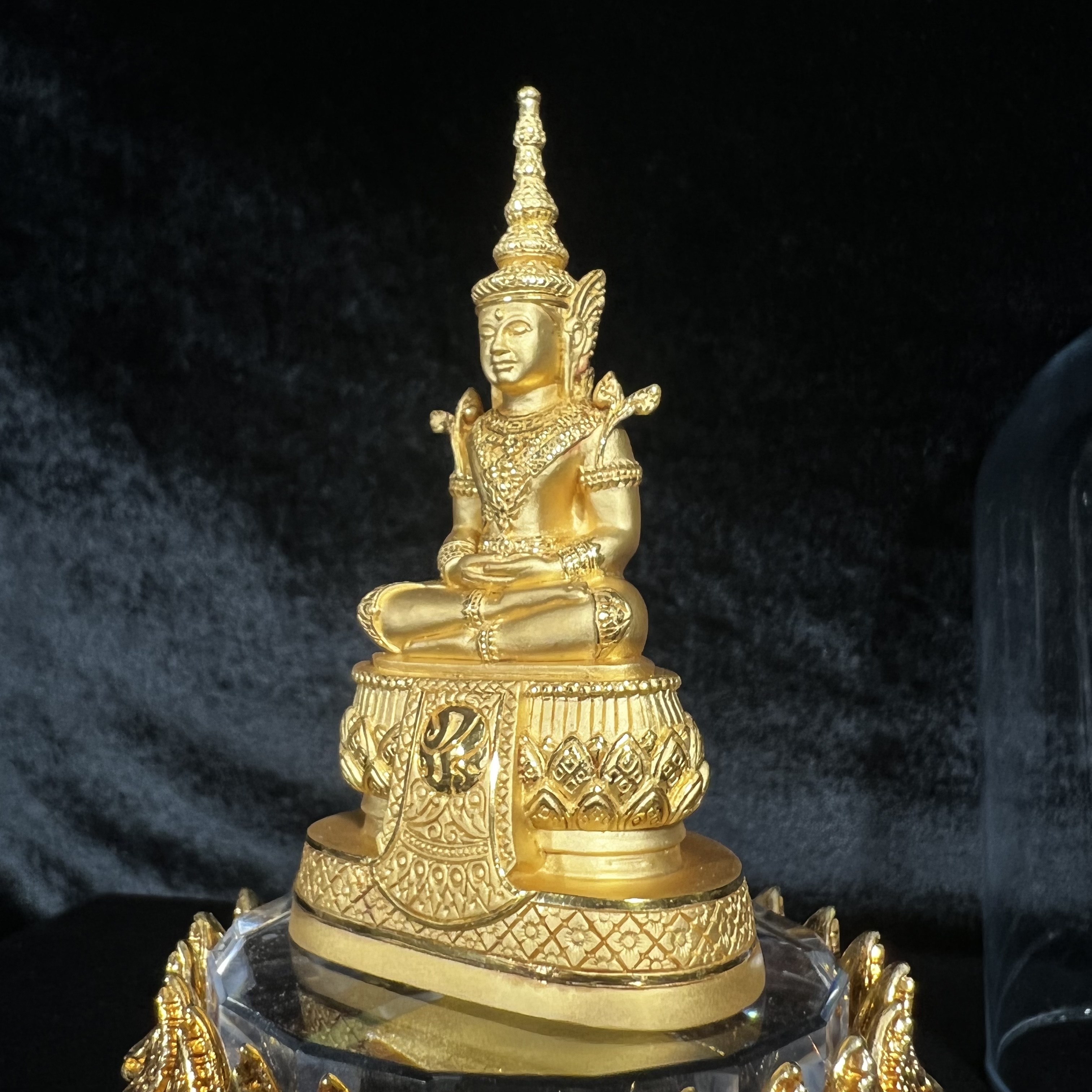 พระแก้วมรกต ภปร.(รุ่นแรก) ปี2545 รุ่นฉลองกรุงรัตนโกสินทร์ครบ 220 ปี หล่อลอยองค์ เนื้อทองคำบริสุทธิ์99.99% ขนาดบูชา 50*90 มม. พร้อมฐานวางครอบแก้วเดิม(สวยงามและหายากมาก)(1ใน1000องค์)