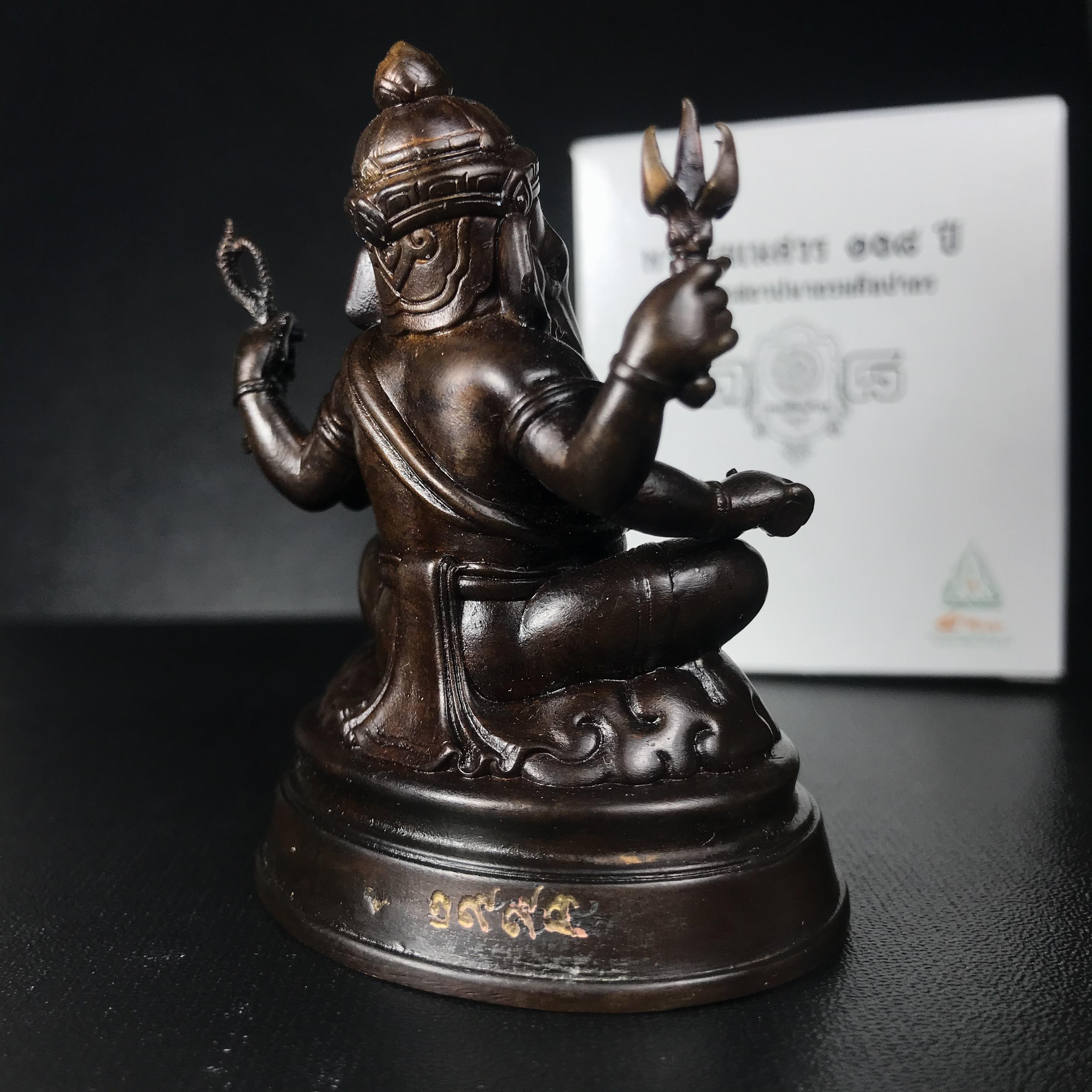 พระพิฆเนศวร รุ่น 108 แห่งการสถาปนากรมศิลปากร ปี 2562 ขนาดบูชาหน้าตัก 1.5 นิ้ว เนื้อทองเหลืองรมดำ (พิธีใหญ่ มวลสารดี)1 ใน 1999 องค์