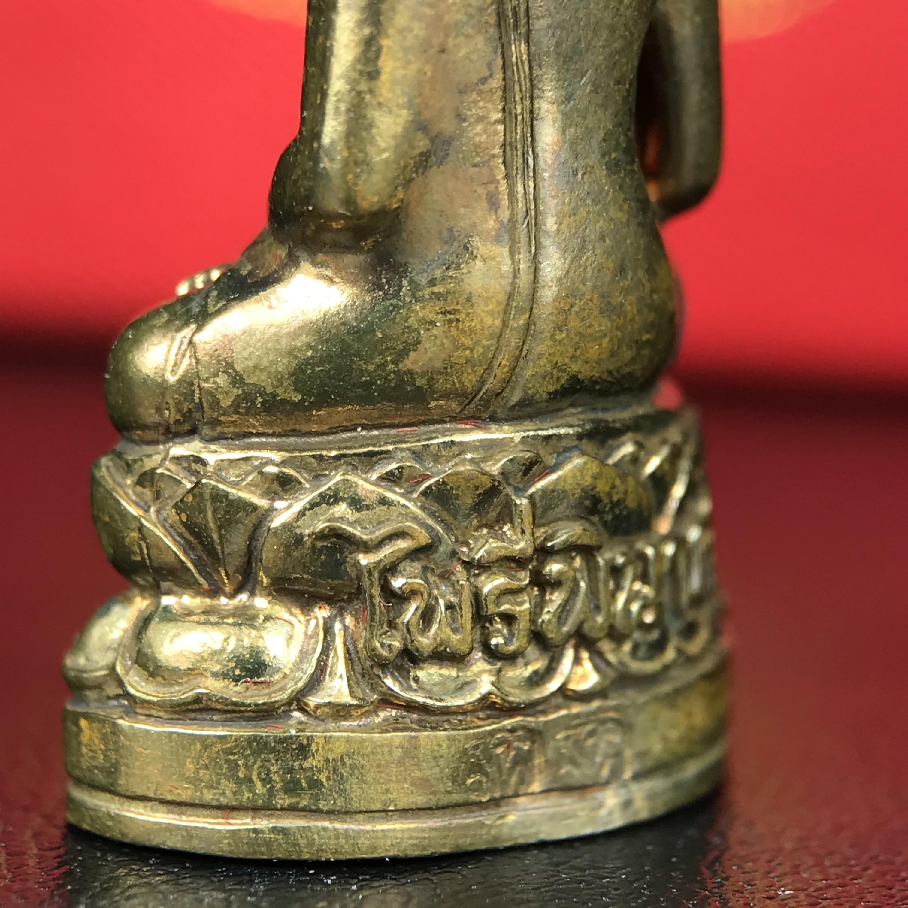 พระกริ่งไพรีพินาศ บรรจุเหล็กไหล ครั้งแรกและครั้งเดียวในประวัติศาสตร์ เฉลิมพระเกียรติ พระบาทสมเด็จพระเจ้าอยู่หัวรัชกาลที่9 พระชนมพรรษา 6 รอบ ปี2542 เนื้อสัมฤทธิ์(บรรจุเหล็กไหล)ดีนอก-ดีใน พิธีใหญ่ มวลสารเด่น(พิเศษกรรมการ ตอก 2 โค๊ต หมายเลข ๑๘๕๘)หายาก