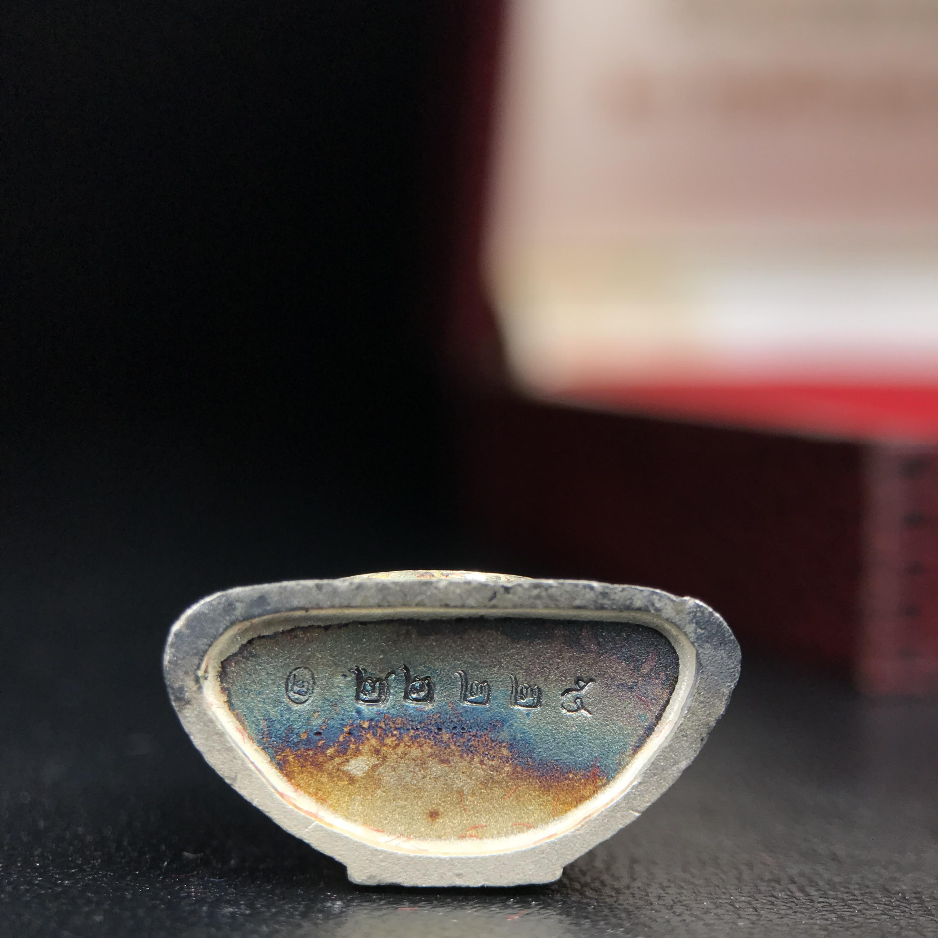 พระพุทธโสธร(หลวงพ่อโสธร) รุ่นสร้างอุโบสถ ปี2539 เนื้อเงินทรายนวลขัดเงาบางส่วน ลอยองค์พิมพ์ใหญ่ สภาพสวยกล่องบรรจุเดิมครบสมบูรณ์(งานแพรนด้า จิวเวลรี่)สวยงดงาม(เนื้อเงินผิวเดิมรุ้งสวยสวย องค์หมายเลขสวย ๒๒๒๒๕)