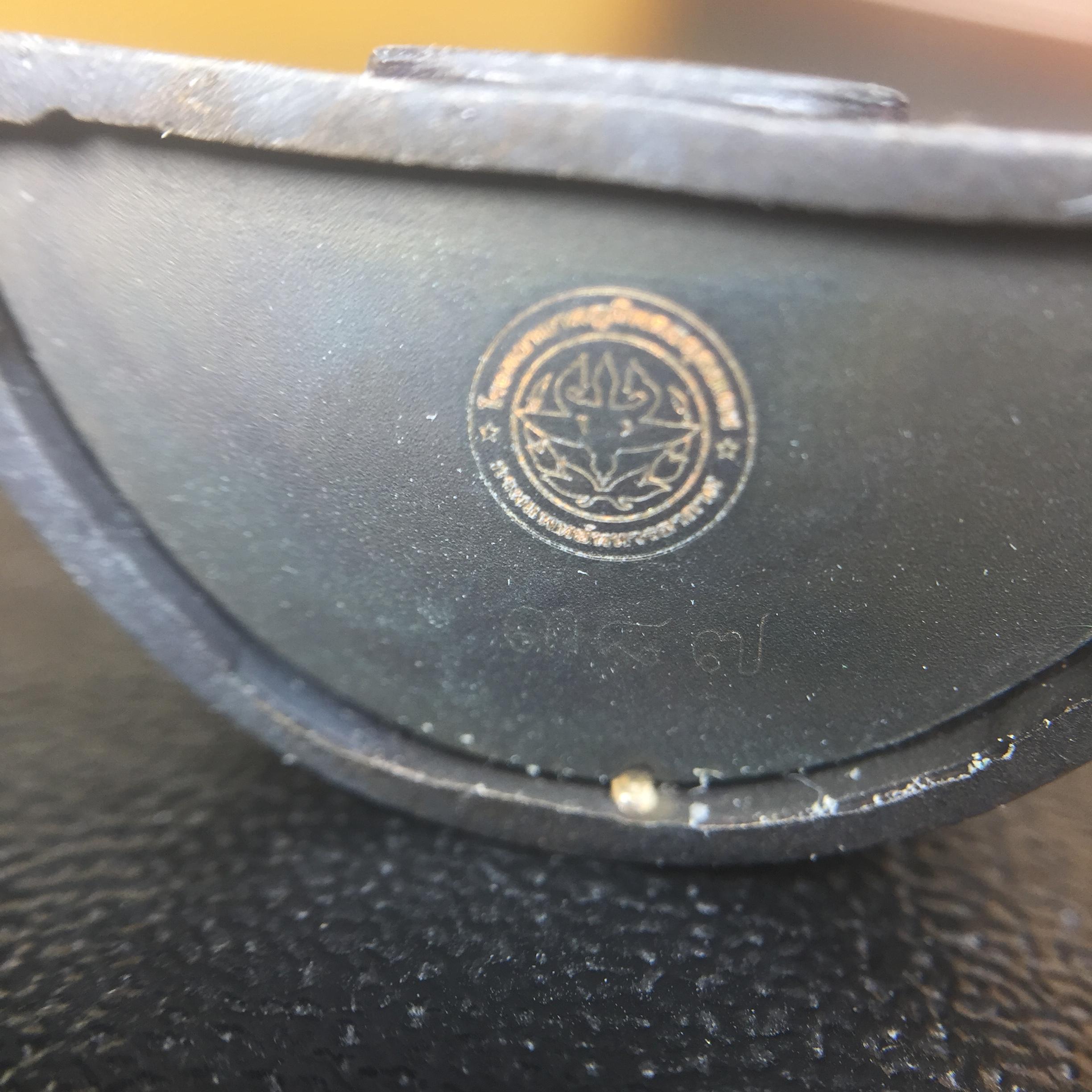 พระพุทธรูปคุ้มเกล้า ภปร. มหามงคล 80พรรษา “รุ่นเย็นศิระเพราะพระบริบาล 80พรรษา มหากษัตริย์คู่แผ่นดินสยาม” เนื้อนวโลหะรมดำ พิมพ์ใหญ่ ขนาด 18*35 มม.