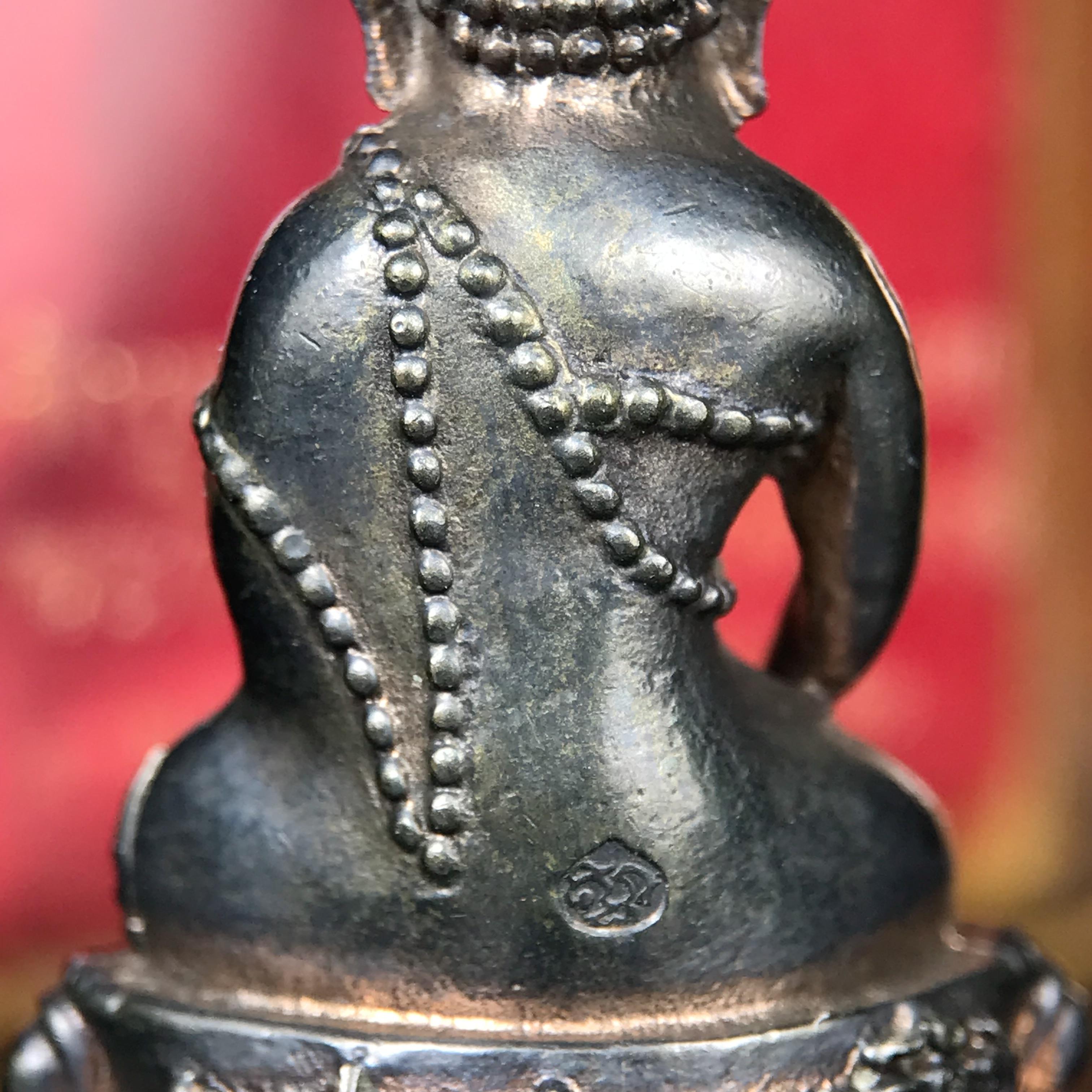 พระกริ่งนเรศวรพระองค์ดำ + พระชัยวัฒน์พระองค์ดำ อนุสรณ์ 100 ปี พิษณุโลกพิทยาคม (โรงเรียนชาย) พิธีจักรพรรดิมหาพุทธาภิเษก ปี 2542 เนื้อนวโลหะ(เต็มสูตรแก่ทองคำ) พิธีใหญ่มวลสารดีเกจิอาจารย์ยอดนิยมร่วมปลุกเสก*** ตอกโค้ดและหมายเลข*** 1 ใน 4999 องค์ ยอดนิยมหายาก