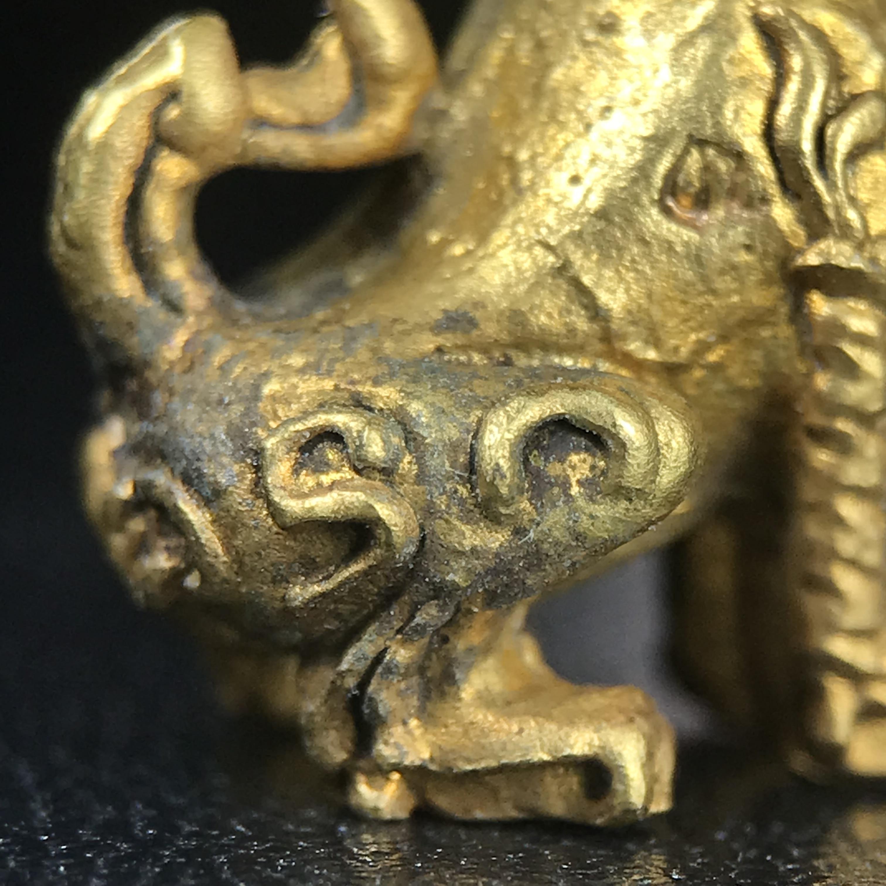 สิงห์เจ้าพ่อดำ วัดบุพพาราม จ.เชียงใหม่ ปี 2518 เนื้อกะไหล่ทอง(ตอก 2 โค๊ต)หายาก(สภาพผิวเดิมสวยเดิมกล่องครบ) สิงห์รุ่นนี้มีพิธีดีมีเกจิอาจารย์ที่ร่วมปลุกเสกมากมาย****เครื่องราง ที่พระบาทสมเด็จพระเจ้าอยุ่รัชกาลที่ ๙ ทรงเสด็จฯประกอบพิธีด้วยพระองค์เอง