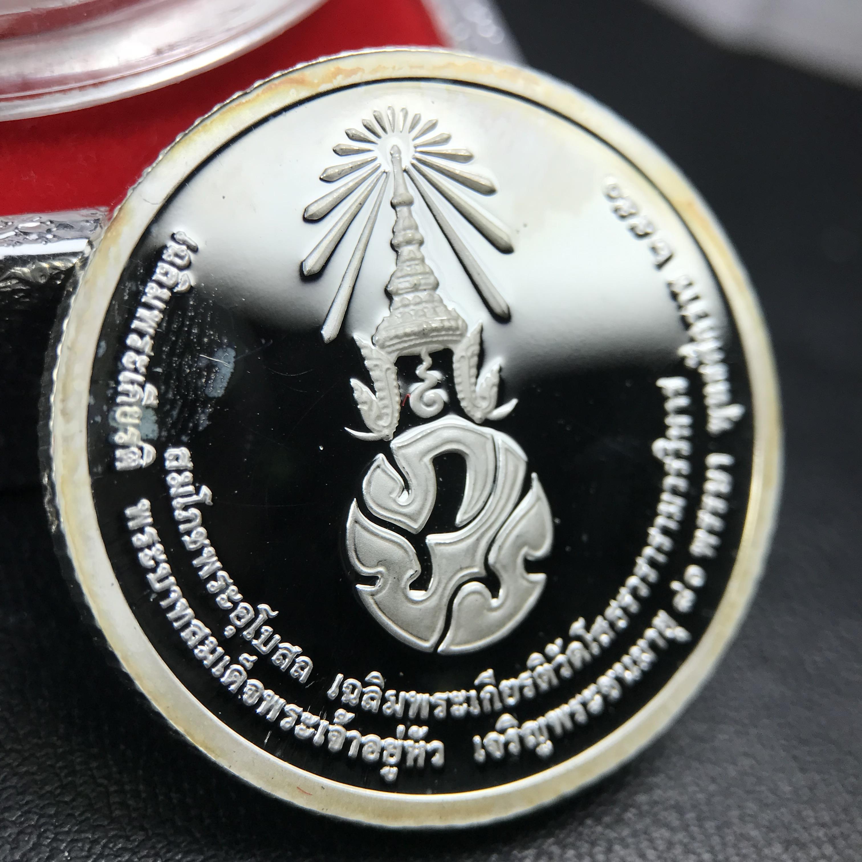 เหรียญพระพุทธโสธร ตราสัญลักษณ์ ภปร. รุ่นสมโภชน์พระอุโบสถเฉลิมพระเกียรติ วัดโสธรวรารามวรวิหาร เฉลิมพระเกียรติ ร.9 เจริญพระชนมายุ 80 พรรษา ปี2550 เนื้อเงินนอก(99%)ขัดเงาพ่นทราย ขนาด 28 มม. มีโค๊ดหมายเลขกำกับ สวยๆเดิมๆ พร้อมกล่องเดิมจากวัด และใบรับรองการผลิต