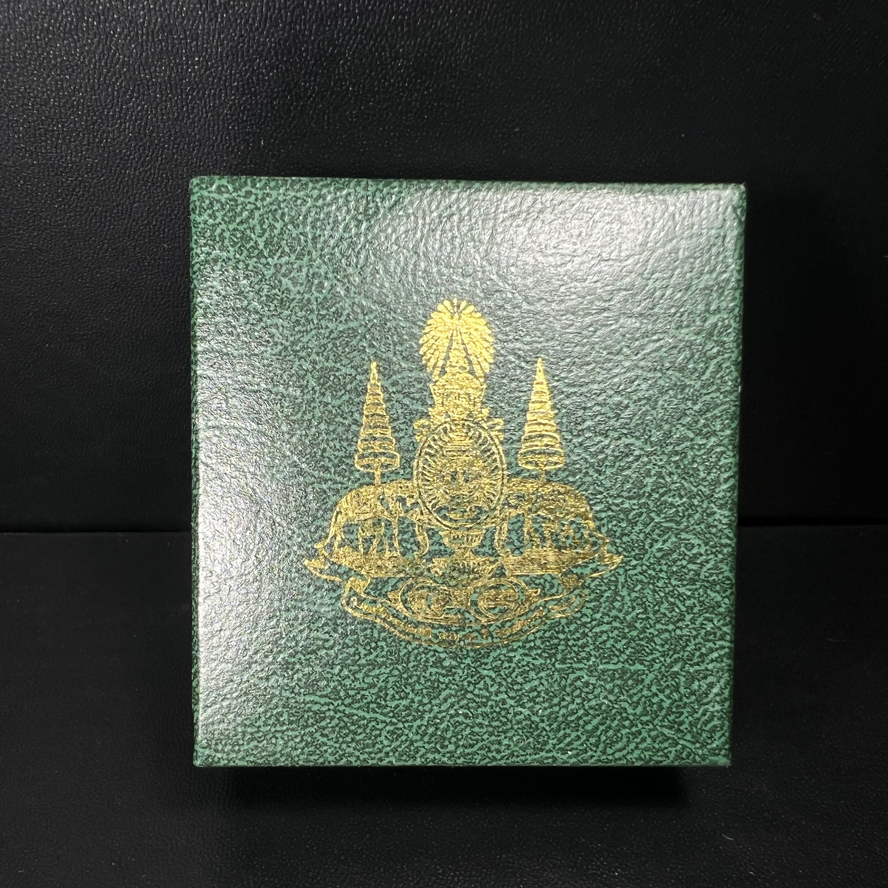 พระพุทธโสธร ภปร. รุ่นย้อนยุค สร้างพระอุโบสถ สมาคมชาวฉะเชิงเทรา จัดสร้าง ปี 2539 วโรกาสครองสิริราชสมบัติครบ 50 ปี เนื้อเงินสามกษัตริย์ทรายนวลขัดเงาบางส่วน(ผิวเดิม) พร้อมกล่องบรรจุและใบรับรองเดิม