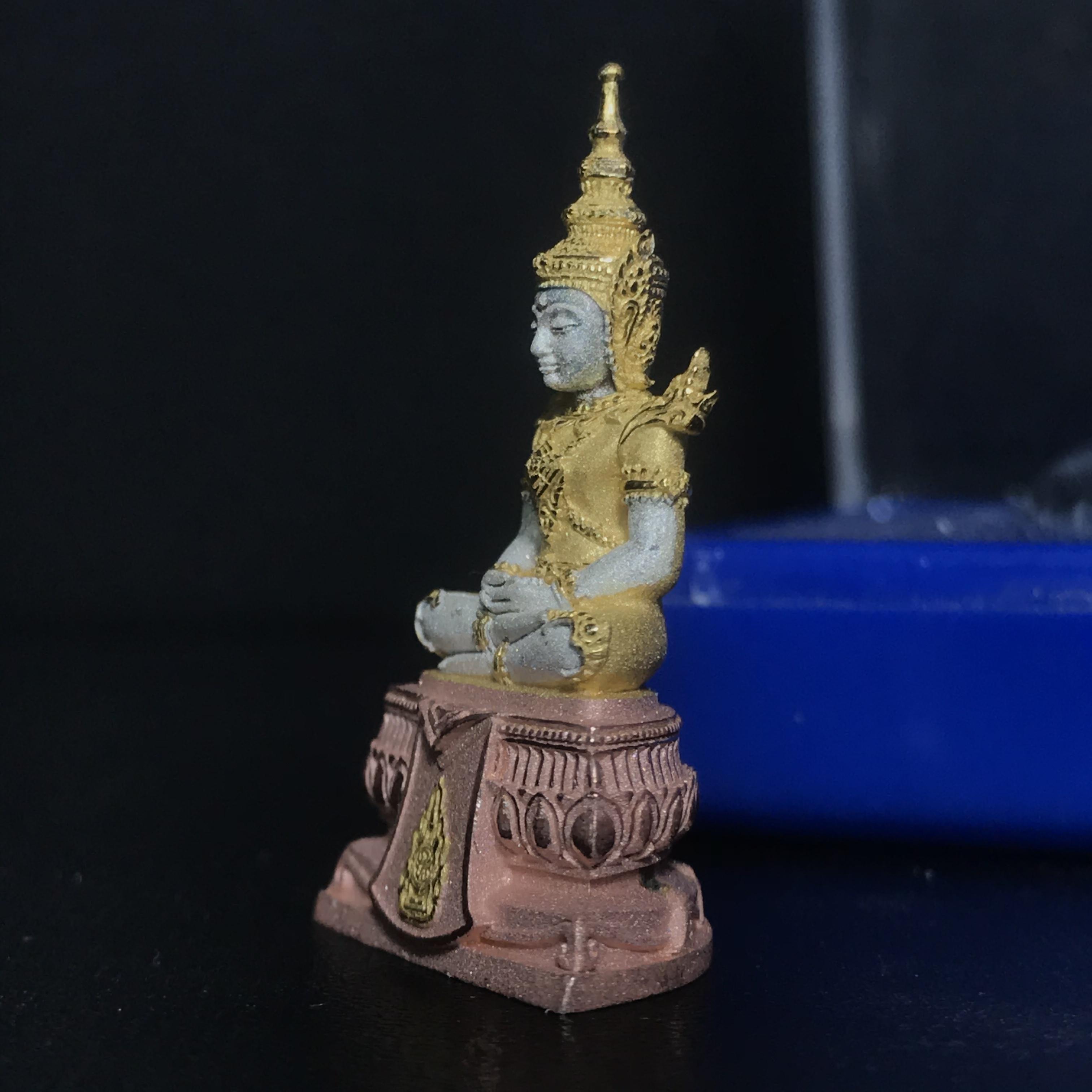 พระแก้วมรกต(จำลอง)ลอยองค์ ขนาดหน้าตัก 1/2 นิ้ว ทรงเครื่องฤดูร้อน เนื้อเงินสามกษัตริย์ ตราสัญลักษณ์ฉลองสิริราชสมบัติ ครบ 60 ปี พ.ศ.2549