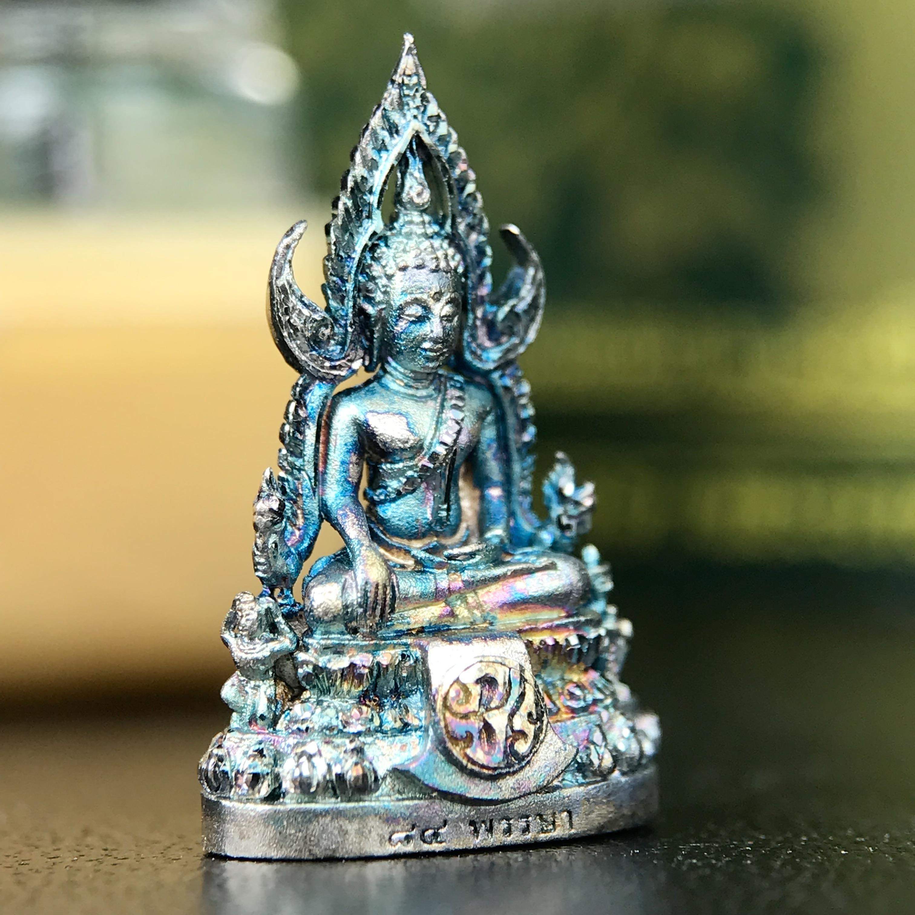 พระพุทธชินราช ภปร. 84 พรรษา ในหลวงรัชกาลที่ 9 พิมพ์เล็กขนาดหน้าตัก 1/4 นิ้ว(สูง 2.0 ซม.)เนื้อเงินชุบทองคำขาว (สภาพผิวเดิมสวย ขึ้นสีรุ้งฟ้าครามธรรมชาติสวยมาก แบบนิยม)(พระราชทานมวลสาร จิตรลดาและเส้นพระเจ้า(เส้นผม))พุทธศิลป์ทรงคุณค่าอีกหนึ่งรุ่นยอดนิยม