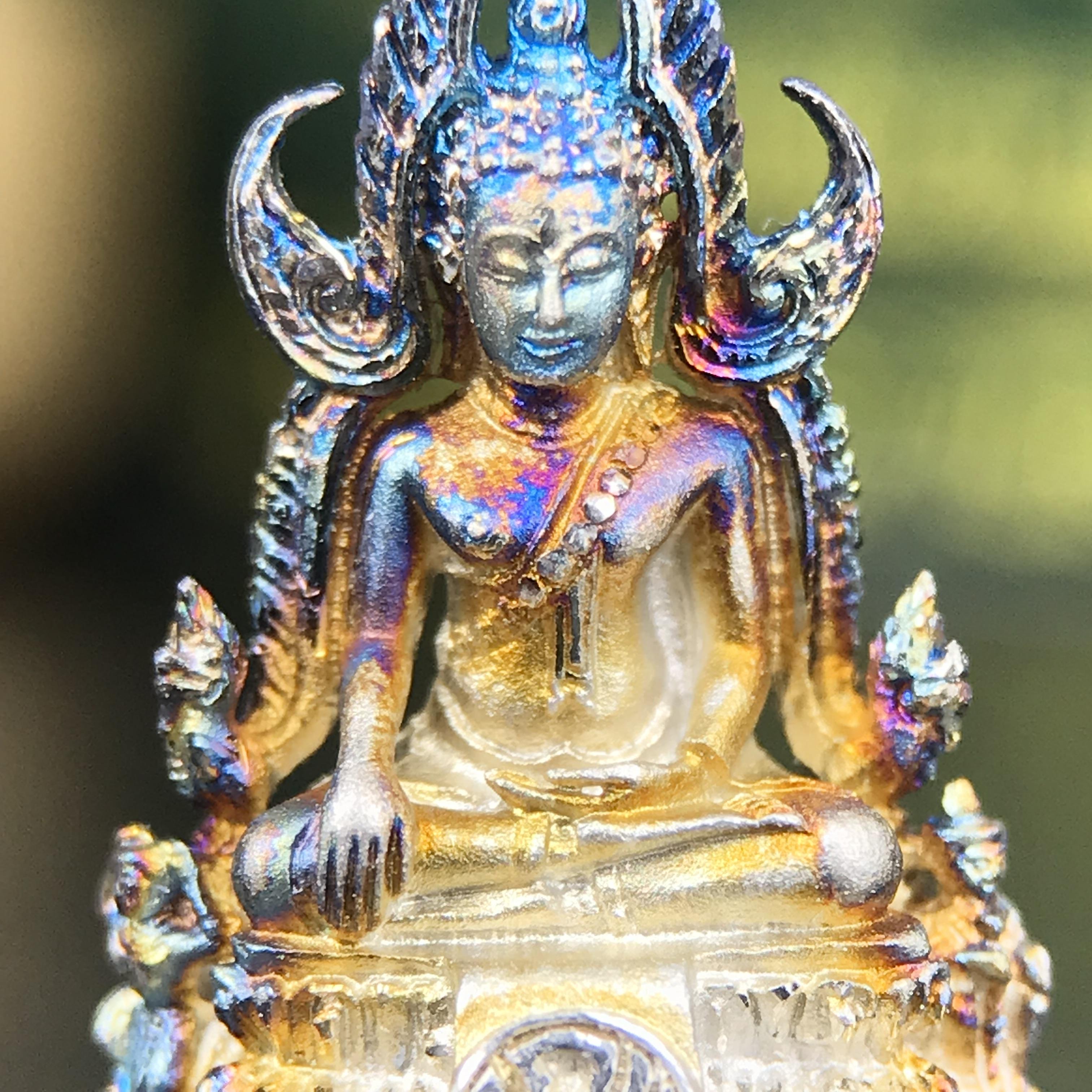 พระพุทธชินราช ภปร. 84 พรรษา พิมพ์เล็กขนาดหน้าตัก 1/4 นิ้ว(สูง 2.0 ซม.)เนื้อเงินชุบทองคำขาว (สภาพผิวเดิมสวย ขึ้นสีรุ้งธรรมชาติ แบบนิยม สวยมาก)(พระราชทานมวลสาร จิตรลดาและเส้นพระเจ้า(เส้นผม))พุทธศิลป์ทรงคุณค่าอีกหนึ่งรุ่นยอดนิยม