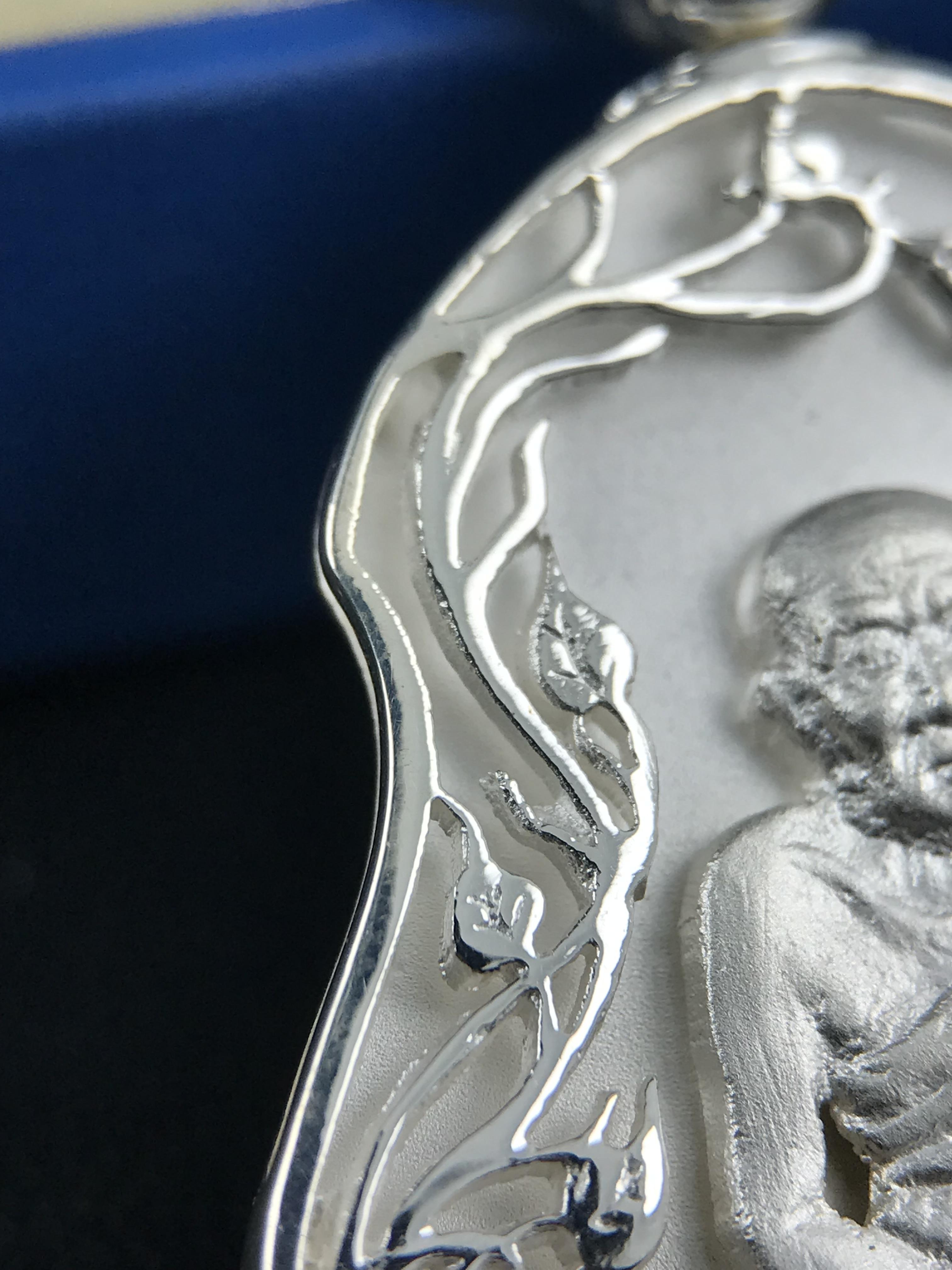 เหรียญหลวงปู่ทวด พระนามาภิไธย สก. แบบงานฉลุโบราณ(HAND MADE) ปี 2544 เนื้อเงิน(ผิวสวย) พิธีปลุกเสก ณ อุโบสถวัดช้างให้ และ พิธีมังคลาภิเษก ณ พระอุโบสถ วัดพระศรีรัตนศาสดาราม(วัดพระแก้ว) (1 ใน 2000 เหรียญ)พบเจอน้อยหายากมาก