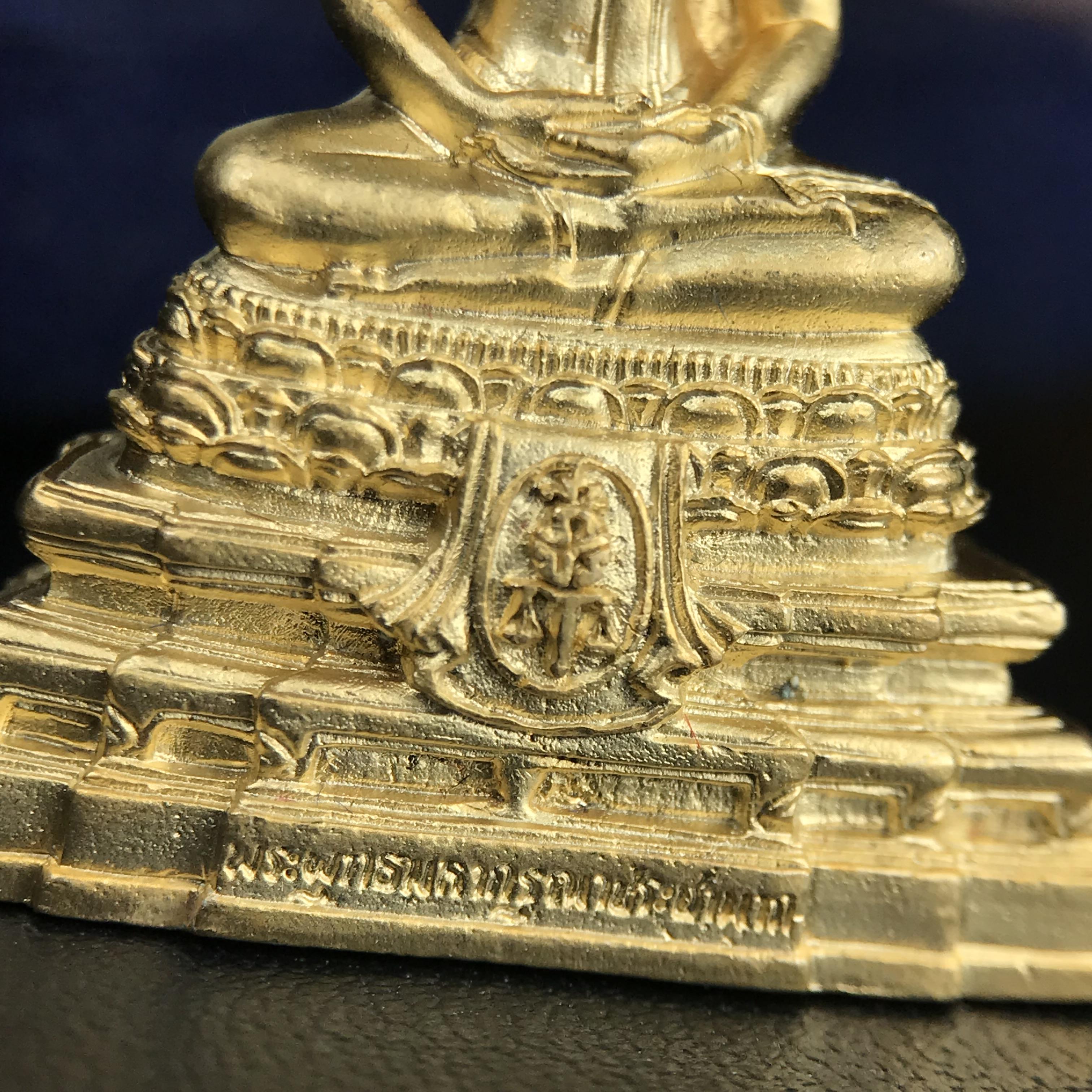 พระพุทธมหากรุณาประชานาถ ภปร. พระพุทธรูปประจำศาลปกครอง “รุ่นแรก” เนื้อโลหะผสมชุบทอง ตอกโค๊ต ศาลปกครอง ปี 2553 สุดยอดมหาพิธีพุทธาภิเษก ยิ่งใหญ่ นิมนต์พระอาจารย์สายกรรมฐานมาร่วมอธิฐานจิตมากมาย