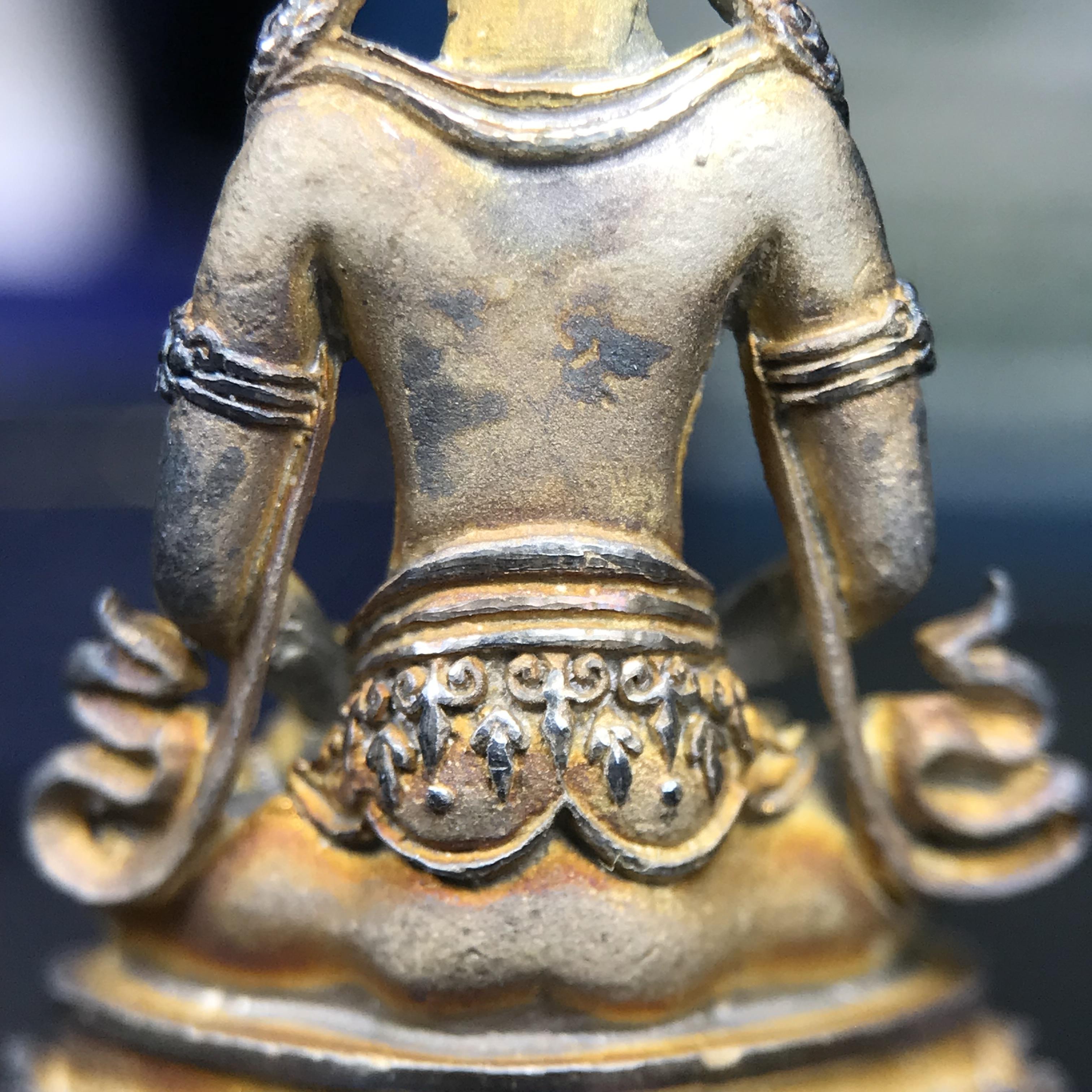 พระกริ่งอวโลกิเตศวร ( เจ้าแม่กวนอิม ) วัดโพธิ์แมนคุณาราม รุ่นอุดมโภคทรัพย์ พ.ศ.2539 เนื้อเงินพ่นทราย(ผิวเดิม ขึ้นสีรุ้งธรรมชาติ แบบนิยม เสน่ห์ของพระเนื้อเงิน) (พร้อมกล่องบรรจุการ์ดใบรับรองเดิมครบ)(อีกหนึ่งรุ่นยอดนิยม พุทธศิลป์สวยงดงาม)หายาก 1 ใน 5000 องค์