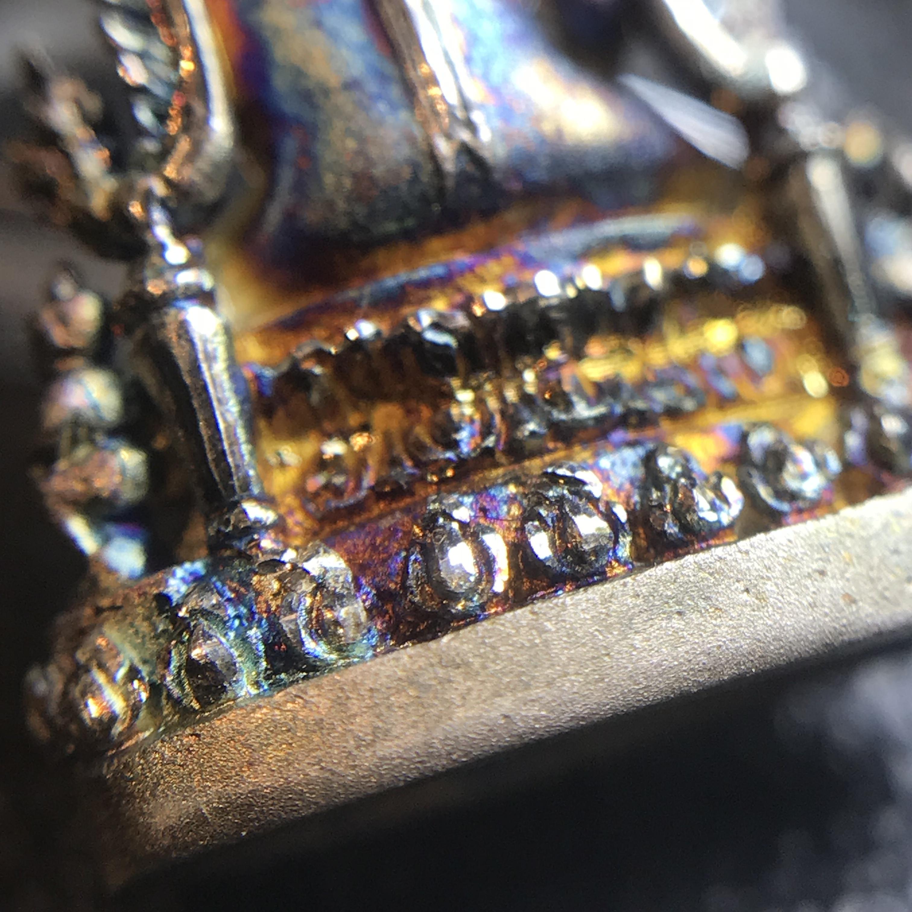 พระพุทธชินราช(จำลอง) ภปร 84 พรรษา เนื้อเงินชุบทองคำขาว พิมพ์เล็กขนาดหน้าตัก 1/4 นิ้ว สภาพผิวเดิมขึ้นผิวรุ้งสวยงาม