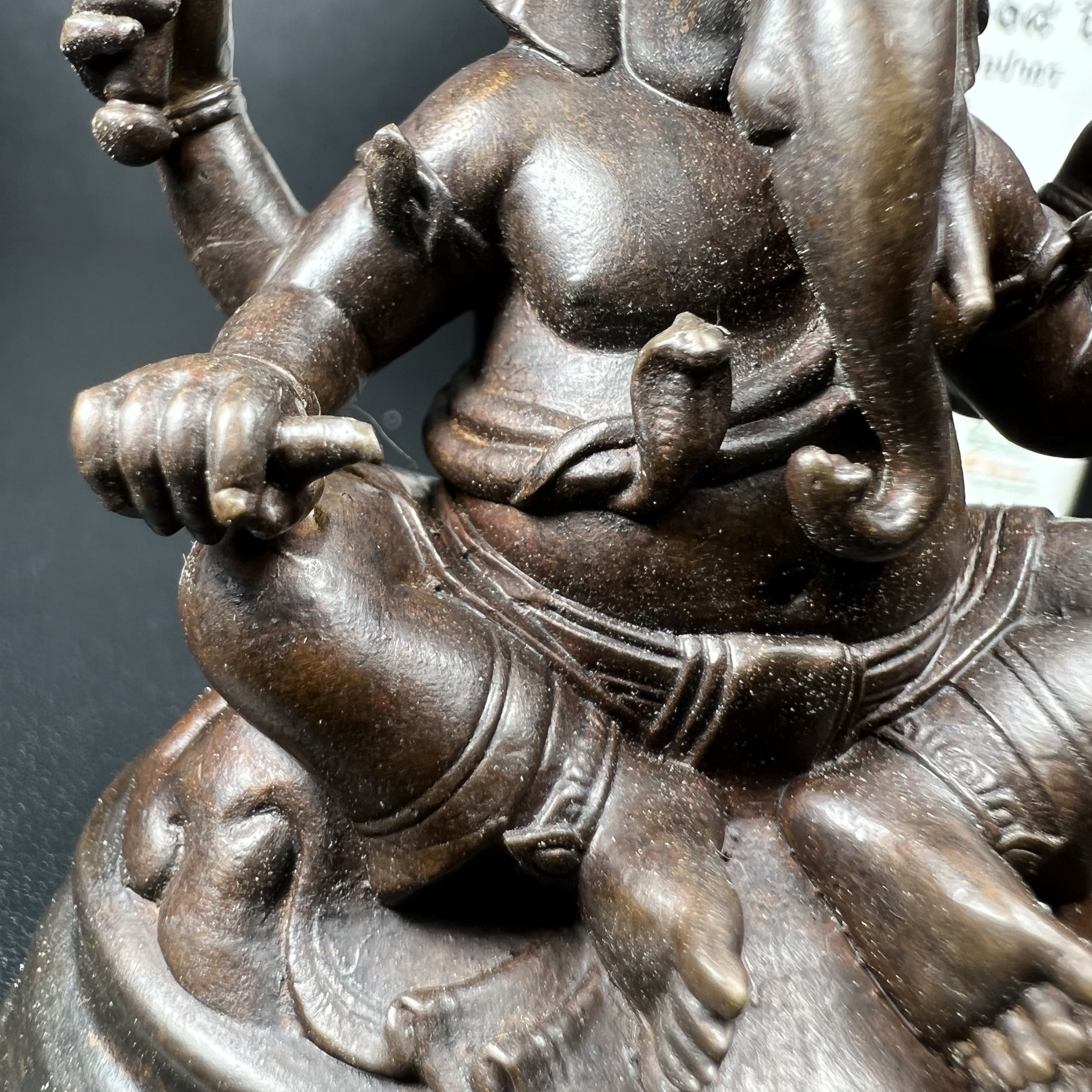 พระพิฆเนศวร รุ่น 108 ปี แห่งการสถาปนากรมศิลปากร ปี 2562 ขนาดบูชาหน้าตัก 1.5 นิ้ว เนื้อทองเหลืองรมดำ (พิธีใหญ่ มวลสารดี)(เลขนัมเบอร์ 1529)1 ใน 1999 องค์