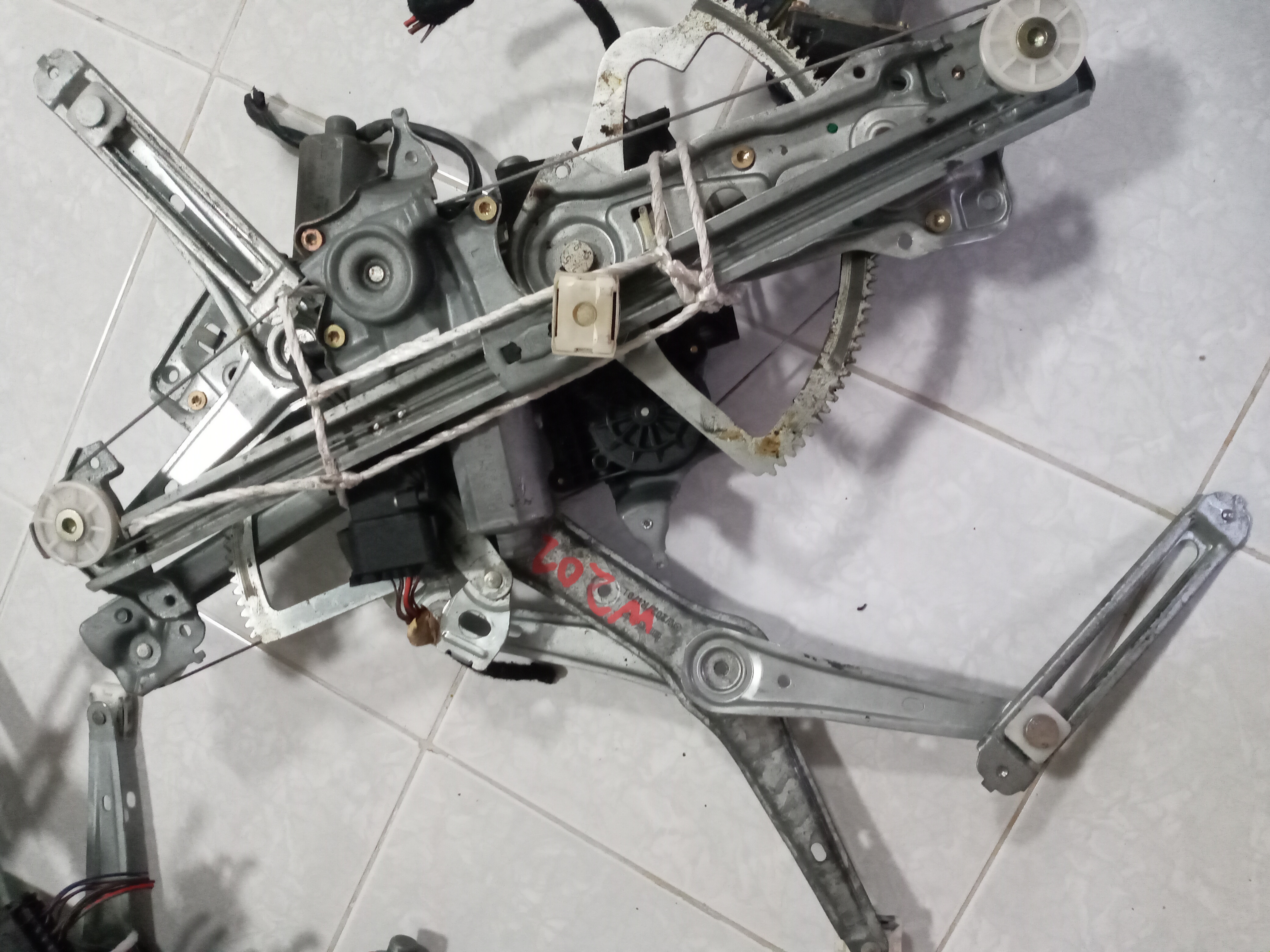 รางกระจกไฟฟ้าพร้อมมอเตอร์ BENZ W202