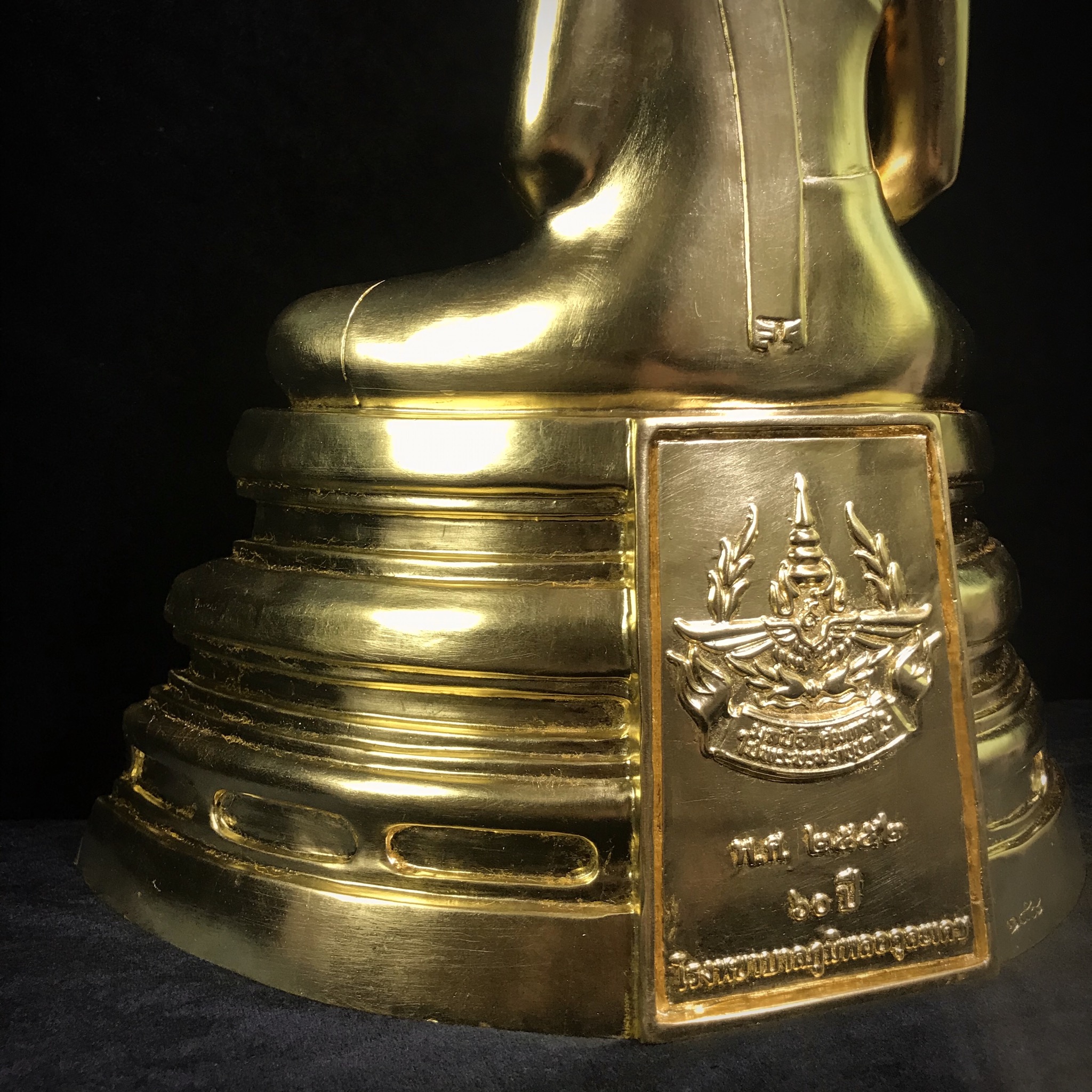 พระพุทธโสธร ทองประทาน คุ้มเกล้าฯ ปวงประชา ภปร.(ใต้ร่มพระบารมี คุ้มเกล้า) 60ปี โรงพยาบาลภูมิพลฯ พ.ศ.2552 เนื้อโลหะบรอนซ์ ลงรักปิดทอง(ขนาดบูชาหน้าตัก 9 นิ้ว)บรรจุมวลสาร“ทองคำศักดิ์สิทธิ์”ที่ปิดองค์หลวงพ่อมากว่า 100 ปี ตอกโค๊ดหมายเลข ๑๕๘(1 ใน 2000 องค์)หายาก