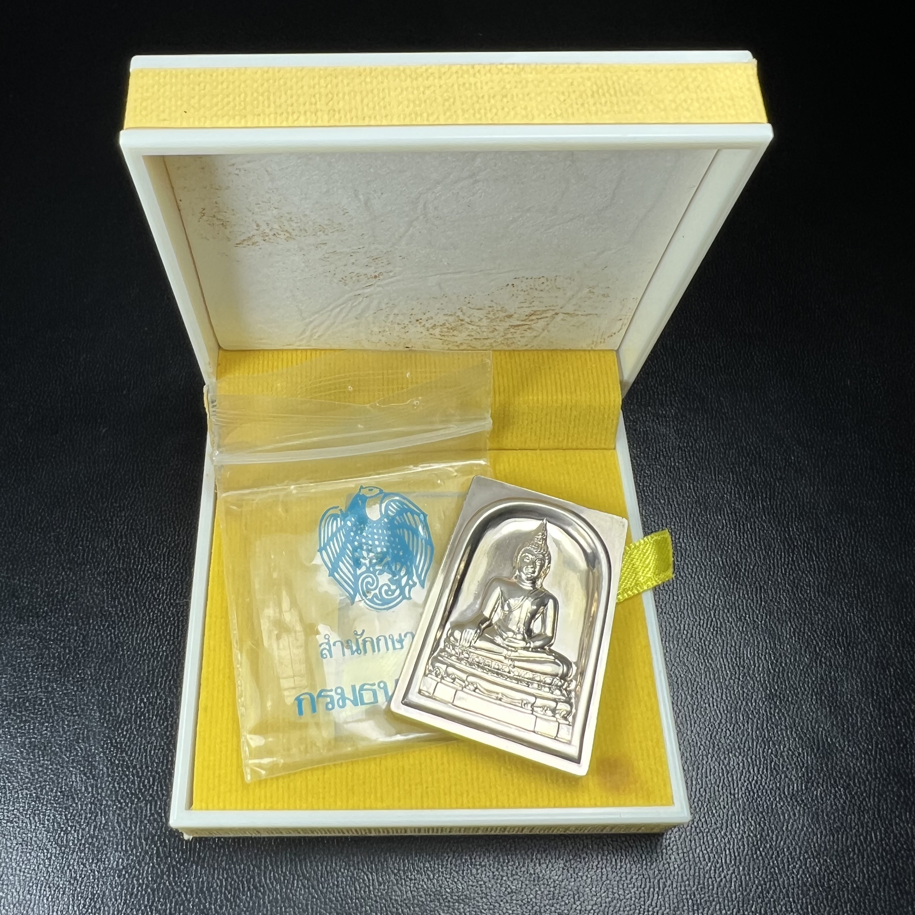 พระพุทธชินสีห์ หลังตรา ปรมาภิไธยย่อ ภปร. ในวโรกาสเฉลิมพระชมพรรษาในหลวงรัชกาลที่9 ครบ 7 รอบ และ ที่ระลึกสมโภชวัดบวรนิเวศวิหารครบ 175 ปี พ.ศ.2554 เหรียญเนื้อเงิน พิมพ์ใหญ่ ขนาดสูง 3.8 ซม. พร้อมกล่องบรรจุเดิมพระราชทาน(1 ใน 1585 เหรียญ)หายาก