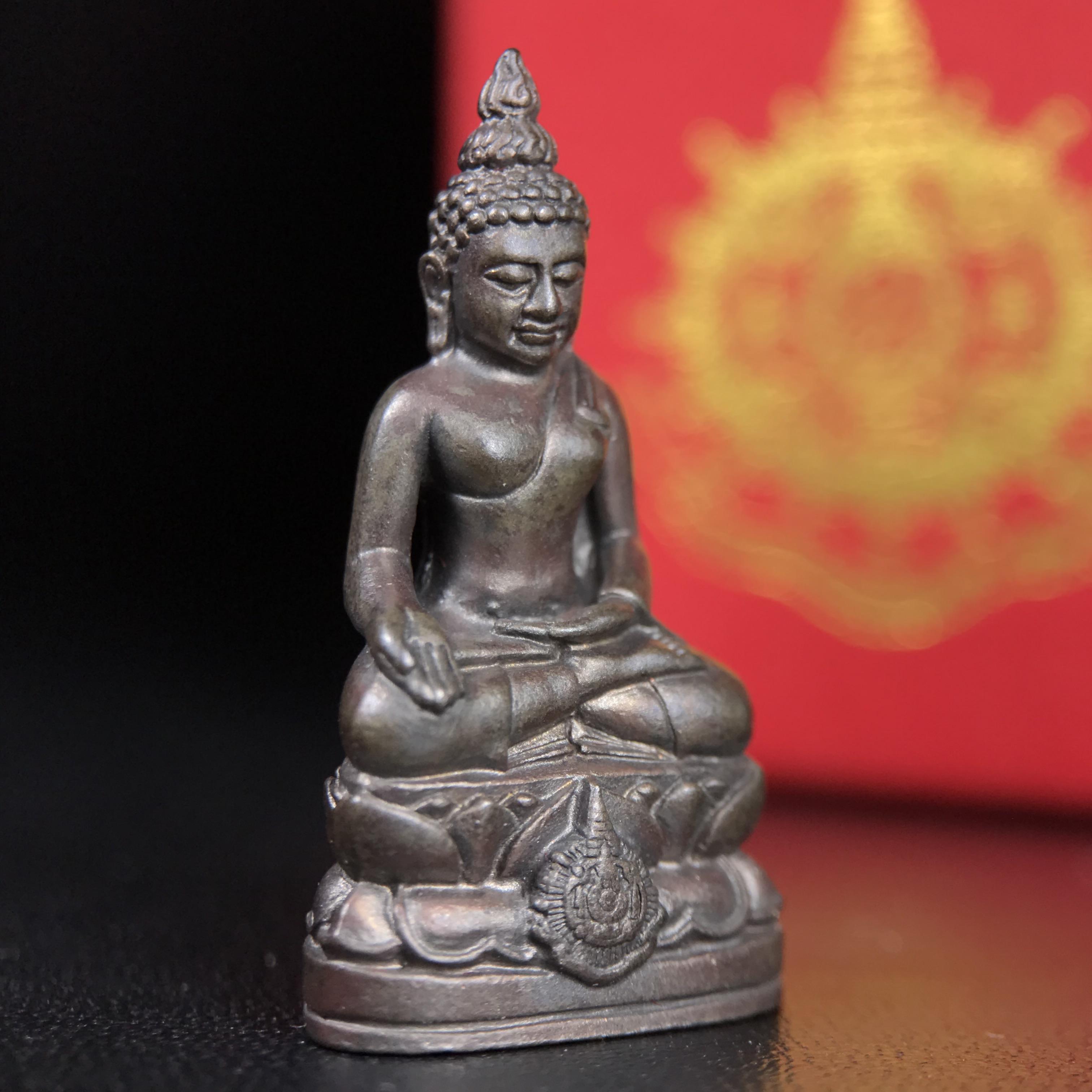 พระกริ่งไพรีพินาศ บรรจุเหล็กไหล ครั้งแรกและครั้งเดียวในประวัติศาสตร์ เฉลิมพระเกียรติ พระบาทสมเด็จพระเจ้าอยู่หัวรัชกาลที่9 พระชนมพรรษา 6 รอบ ปี2542 เนื้อนวโลหะผสมทองคำ(บรรจุเหล็กไหล)ดีนอก-ดีใน พิธีใหญ่ มวลสารเด่น (หายาก)