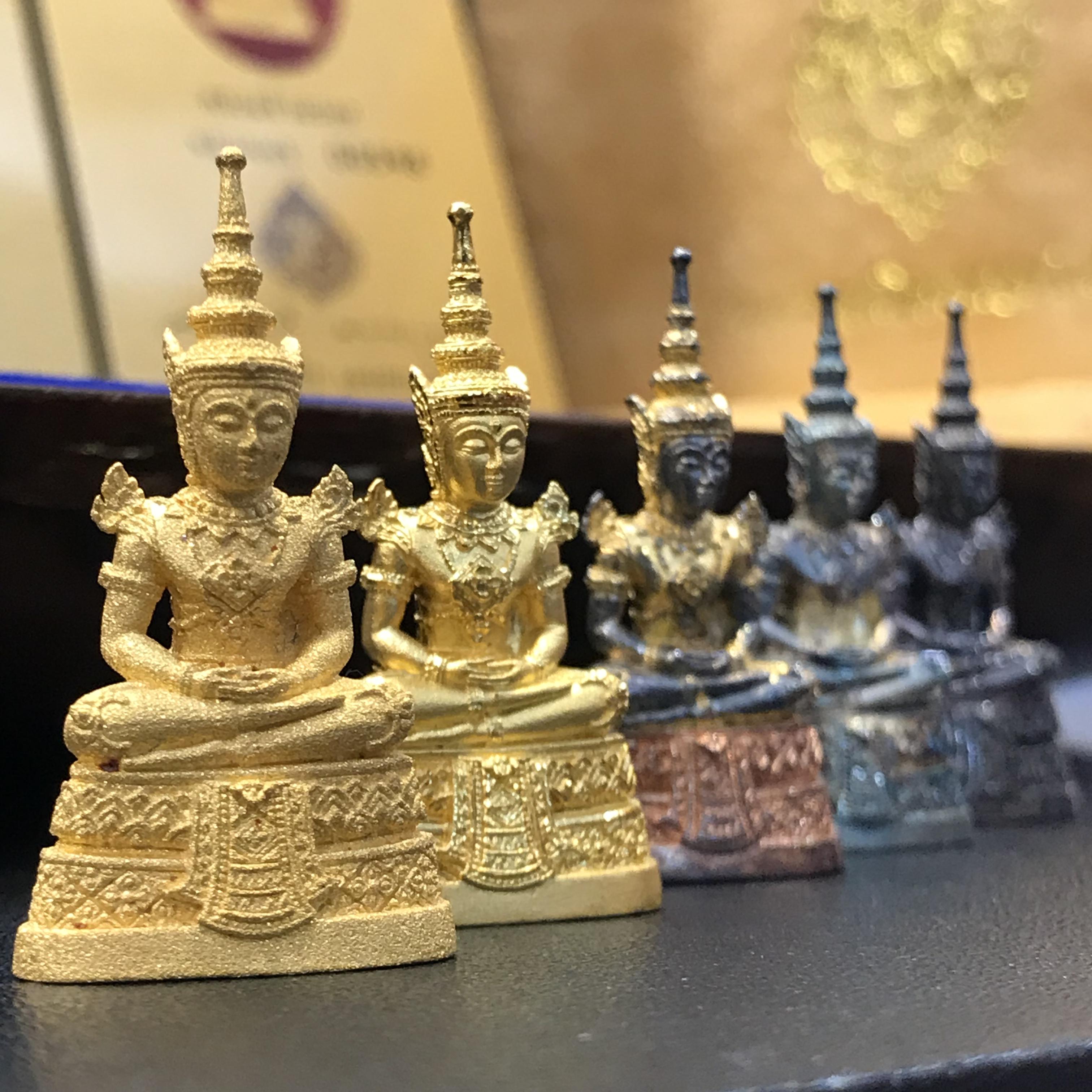 พระแก้วมรกต กรมสรรพสามิตจัดสร้างขึ้นเนื่องในโอกาสครบรอบ 64 ปีของกรมสรรพสามิต และเนื่องในวโรกาสที่พระบาทสมเด็จพระเจ้าอยู่หัวทรงครองราชย์ครบ 50 ปีในปีกาญจนาภิเษก เมื่อ พ.ศ.2539 ชุดทองคำ(1ใน2000ชุด)