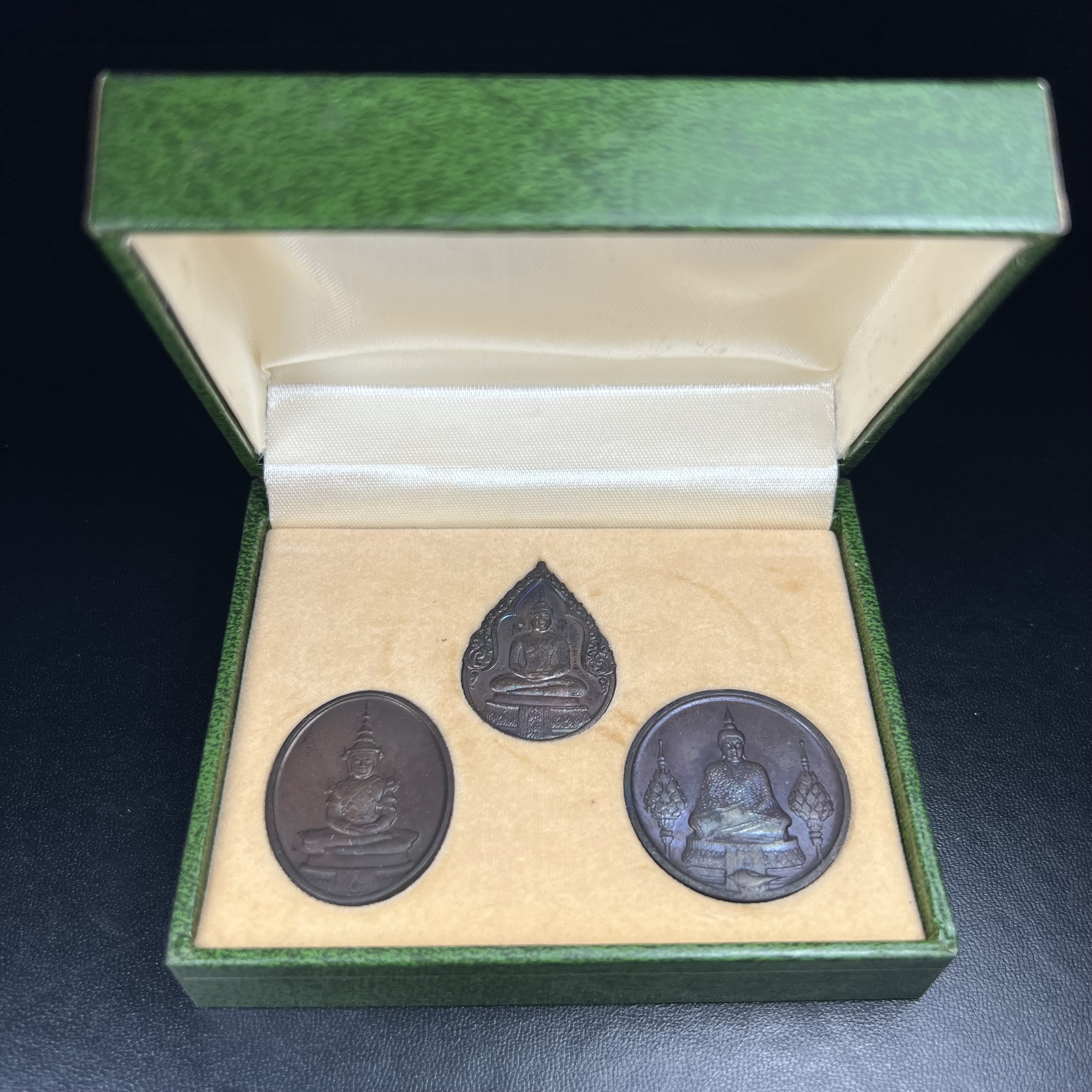 เหรียญพระแก้วมรกตหลัง ภปร. ฉลองกรุงรัตนโกสินทร์ครบ 200 ปี พ.ศ.2525 เนื้อทองแดงกล่องบรรจุเดิมครบ3พิมพ์(บล็อกพระราชศรัธา)(ในหลวงรัชกาลที่9 เสด็จในพิธี)พระคู่บ้านคู่เมือง...พระดี...พิธีใหญ่