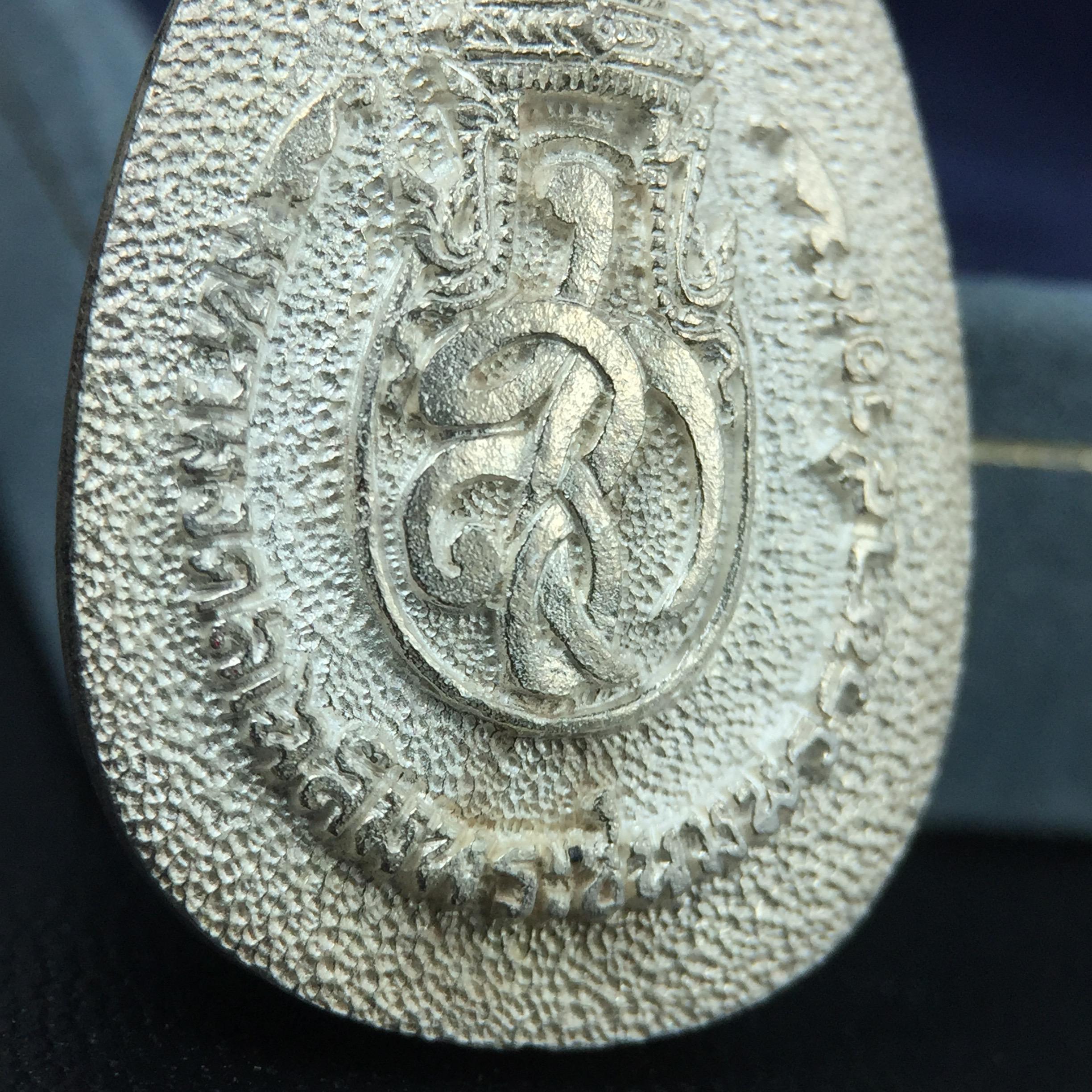 เหรียญพระไพรีพินาศตราสัญลักษณ์ หลัง สก มหามงคลเฉลิมพระชนมพรรษา 5 รอบ ครบ 60 พรรษาพระราชินีในหลวงรัชกาลที่ 9 ปี 2535 วัดบวรนิเวศวิหาร เนื้อเงิน(หมายเลข ๔๒๐)พร้อมกล่องบรรจุเดิมสวยครบ (เนื้อเงินรุ่นนี้พบเจอน้อยมาก)