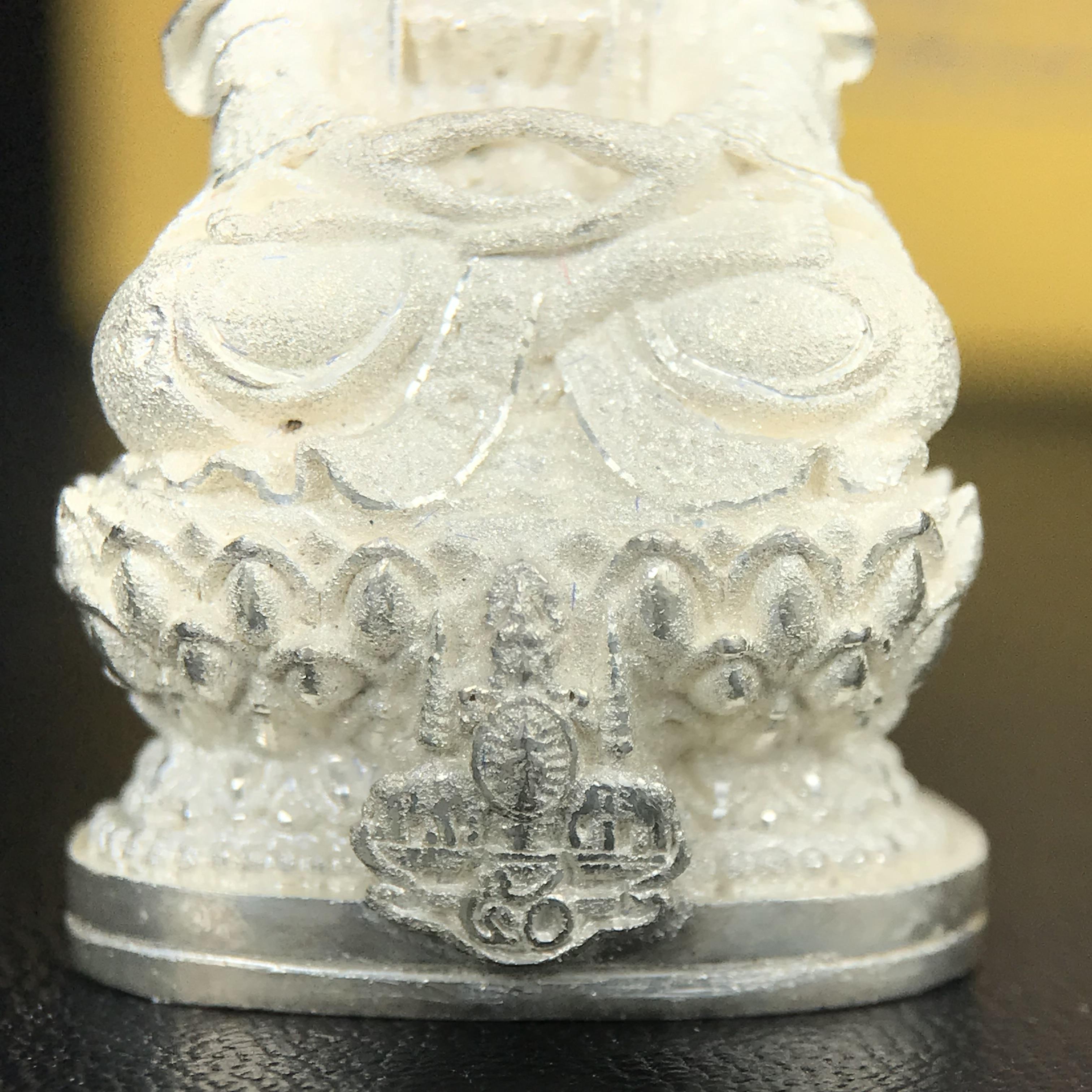 พระกริ่งจีน "ต้าเยิ่นถะ" ชุดกาญจนาภิเษกครองราชย์ 50 ปี วัดบวรนิเวศวิหาร ปี 2538 เนื้อเงินพ่นทรายขัดเงาบางส่วน 99.99% สูง 3.8 ซม. (คัดสภาพสวยเดิม พิธีใหญ่ พุทธศิลป์งดงาม) สภาพสวยเดิมพร้อมกล่องบรรจุเดิม ตอกโค๊ดหมายเลขกำกับ1 ใน 6001 องค์