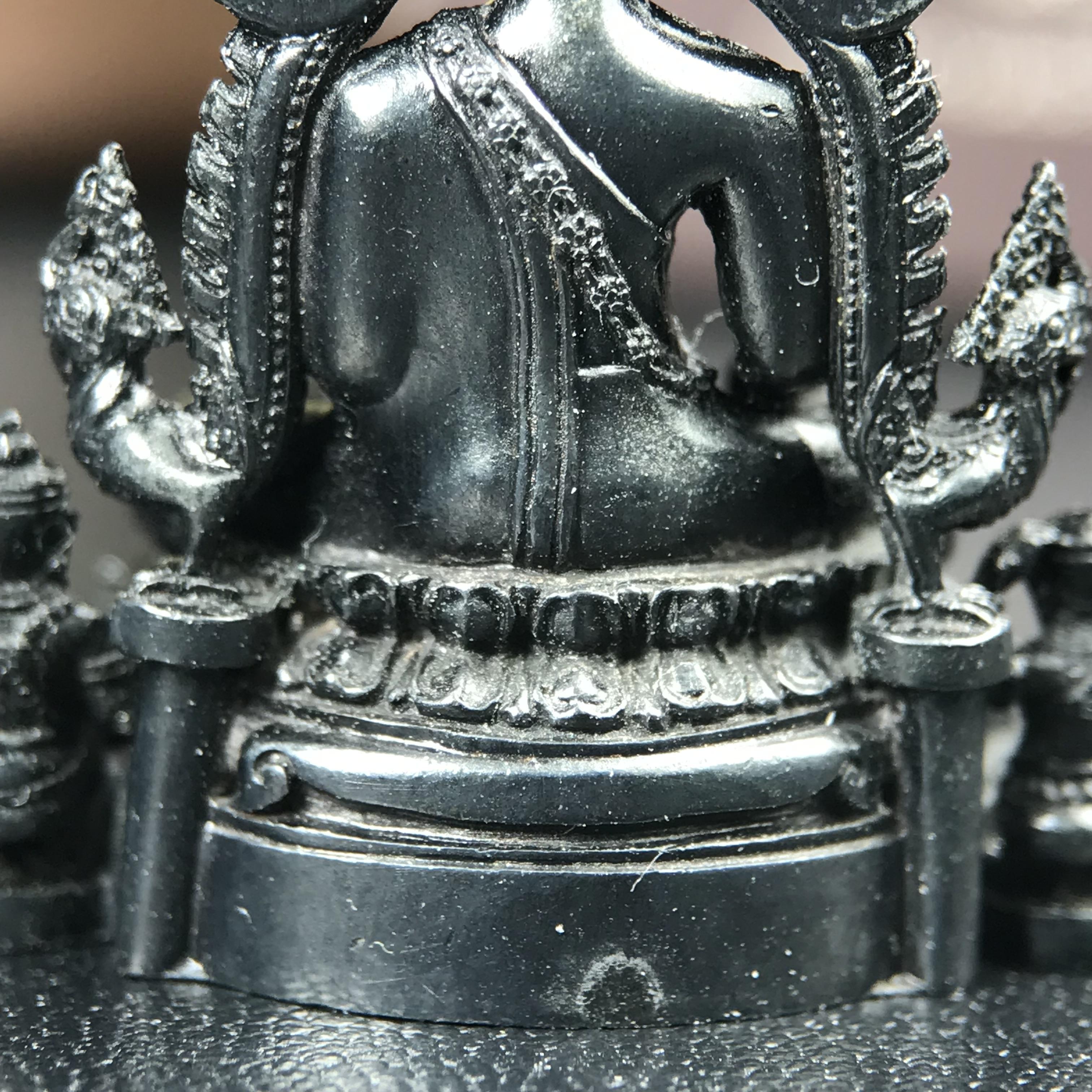 พระพุทธชินราช ภปร. โครงการ "เพราะแผ่นดินนี้ คือ แผ่นดินเกิด" ปี2548(รุ่นแรก) ลอยองค์ หน้าตัก 1/2 นิ้ว(ขนาด 3.5 x 2.5 ซม.) เนื้อเงินรมดำ(พุทธศิลป์จำลองเมื่อครั้งลอกทอง ครั้งที่3 เมื่อปี2547 ร้อยปีจะมีสักครั้ง "พระพุทธชินราชองค์ดำ")