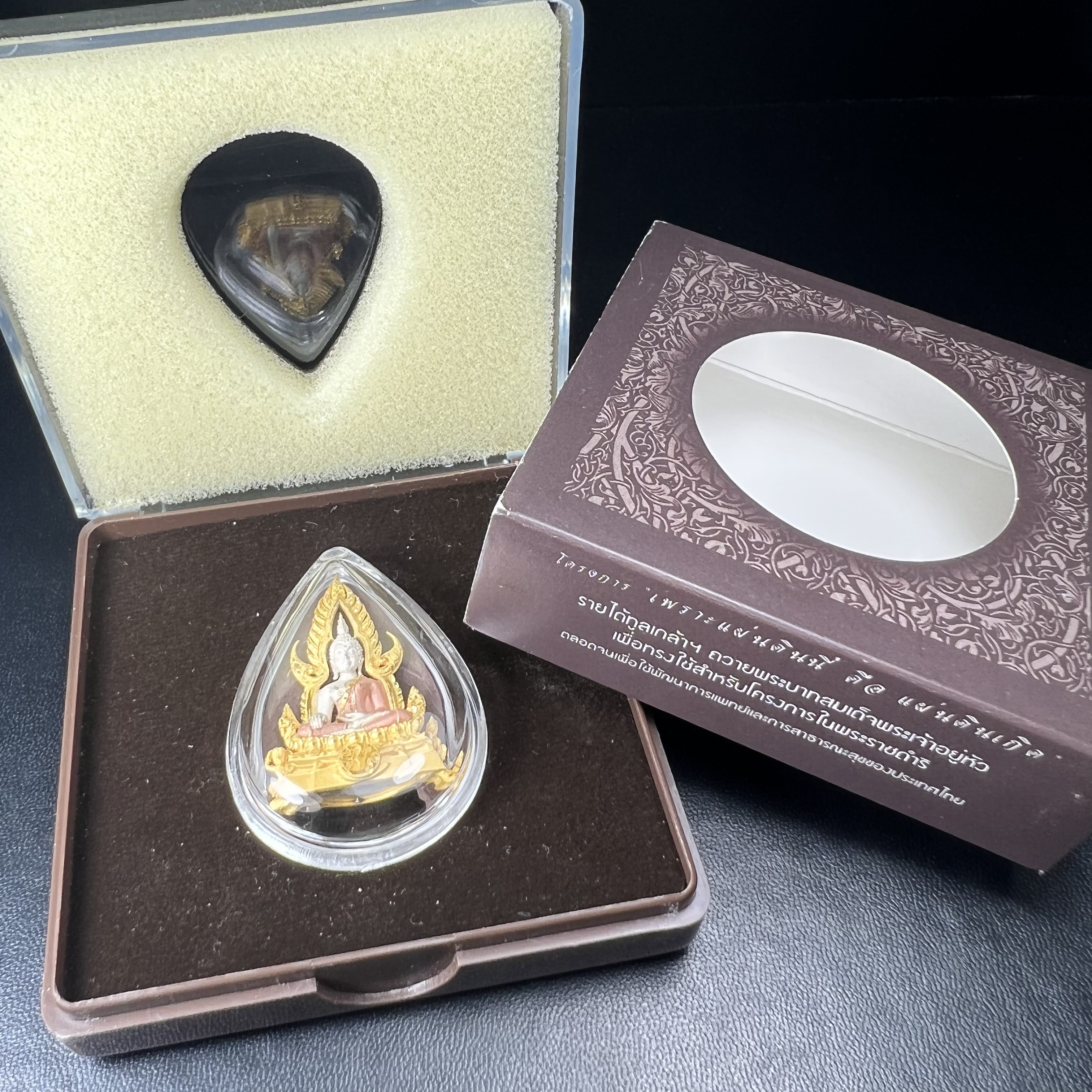 พระพุทธชินราช ภปร. โครงการ "เพราะแผ่นดินนี้ คือ แผ่นดินเกิด" ปี2548(รุ่นแรก) ลอยองค์ หน้าตัก 1/2 นิ้ว เนื้อเงินสามกษัตริย์ พุทธศิลป์งดงามทรงคุณค่า รุ่นยอดนิยม