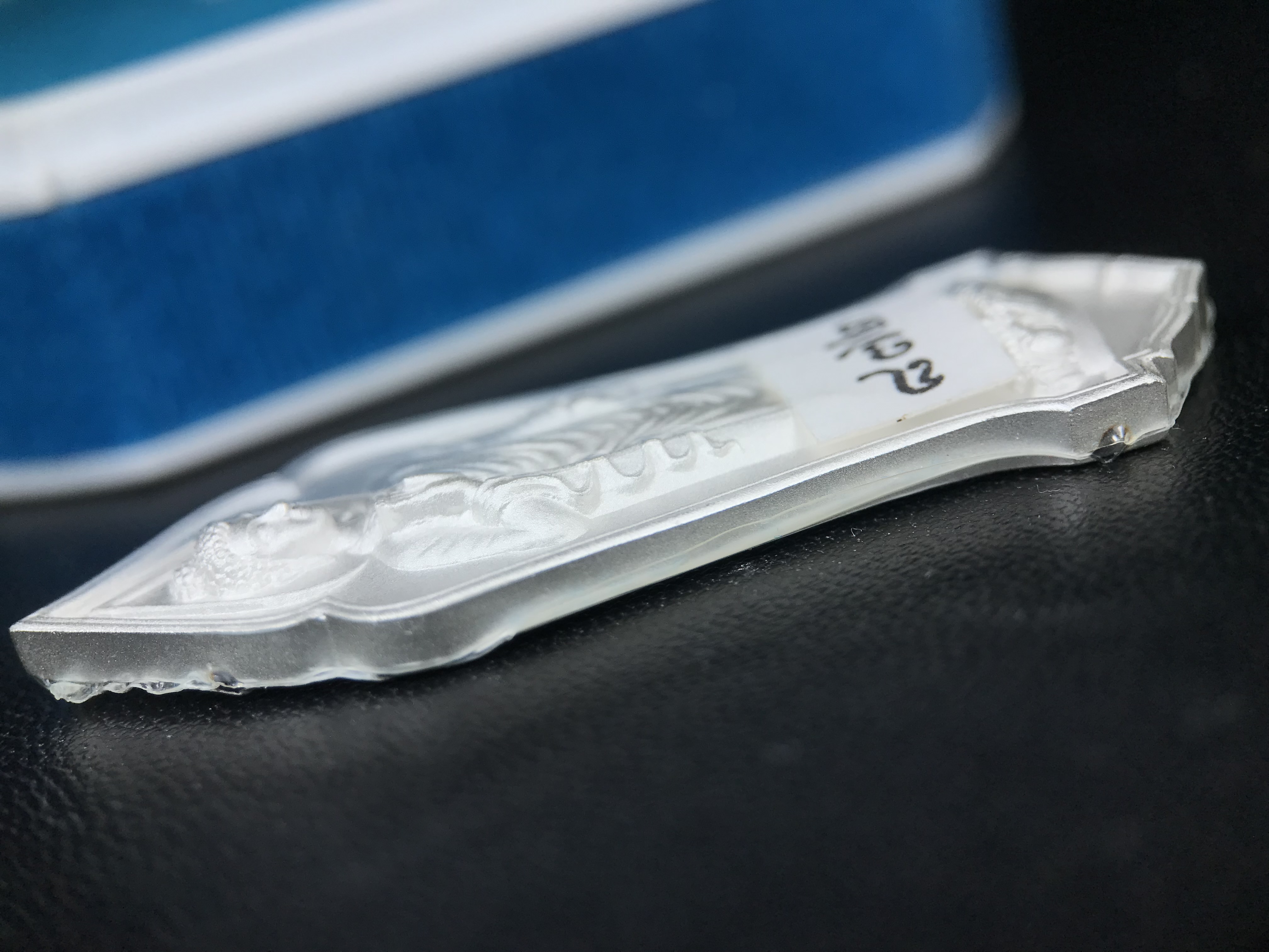 เหรียญที่ระลึกพระพุทธเมตตาประชาไทยไตรโลกนาถคันธารราฐอนุสรณ์ หลัง ภปร. และ สก. วัดทิพย์สุคนธาราม จ.กาญจนบุรี ปี 2558 เนื้อเงิน 99.99% ขนาดสูง 4.6 ซม. ที่ระลึก ร.9 พระชนมพรรษาครบ 7 รอบ และ สมเด็จพระราชินี พระชนมพรรษา 80 พรรษา พิธีใหญ่(หายาก1 ใน 999 เหรียญ)