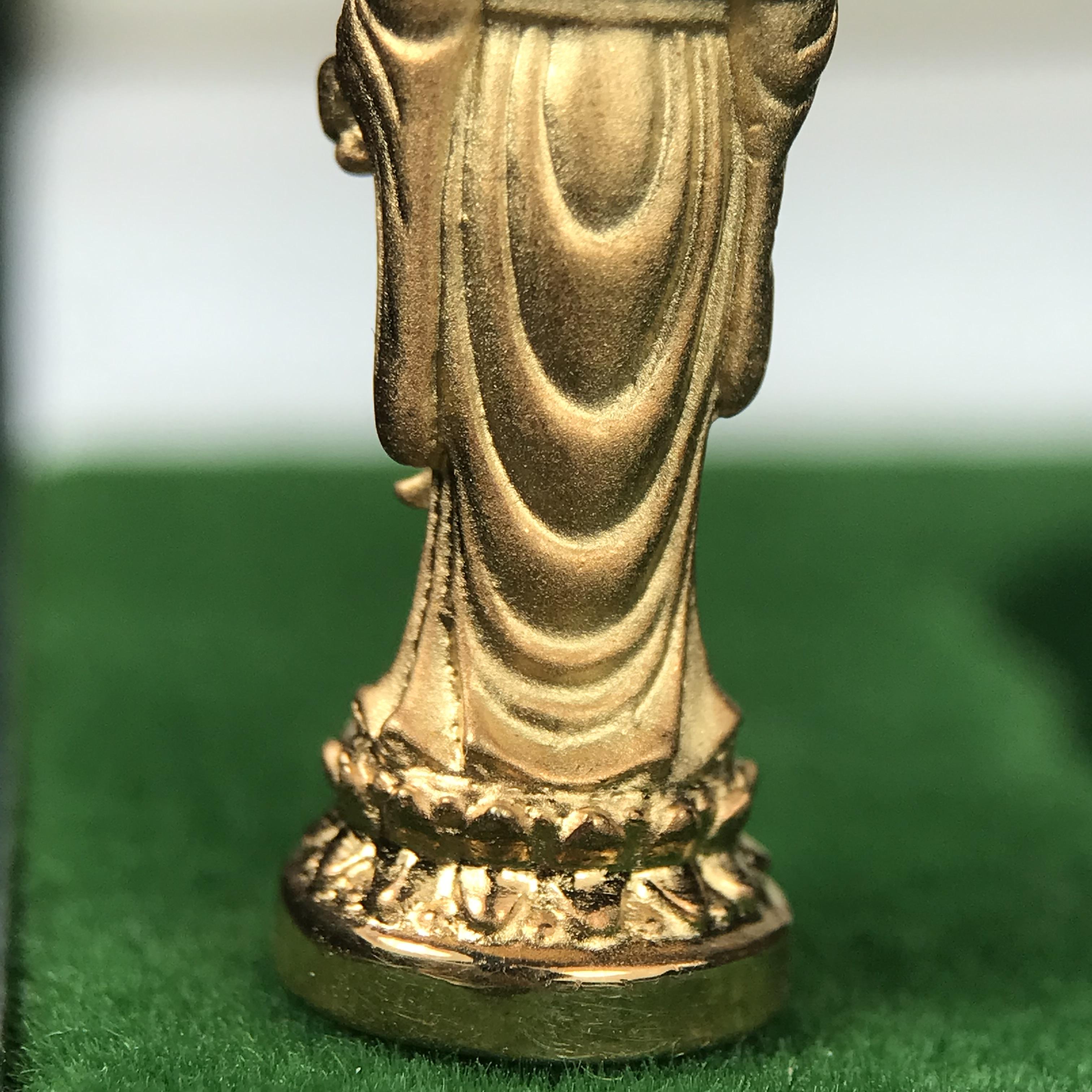 พระโพธิสัตว์อวโลกิเตศวร (เจ้าแม่กวนอิม) รุ่นฉลองปีกาญจนาภิเษก ปี 2540 เนื้อชุบทอง กะไหล่ทอง พ่น ทราย(สวยดุจทองคำ) เทศบาลนครหาดใหญ่จัดสร้างถวายเฉลิมพระเกียรติพระบาทสมเด็จพระเจ้าอยู่หัวทรงครองสิริราชสมบัติครบ 50 ปี(สภาพสวยเดิมพร้อมกล่องบรรจุเดิม)หายาก