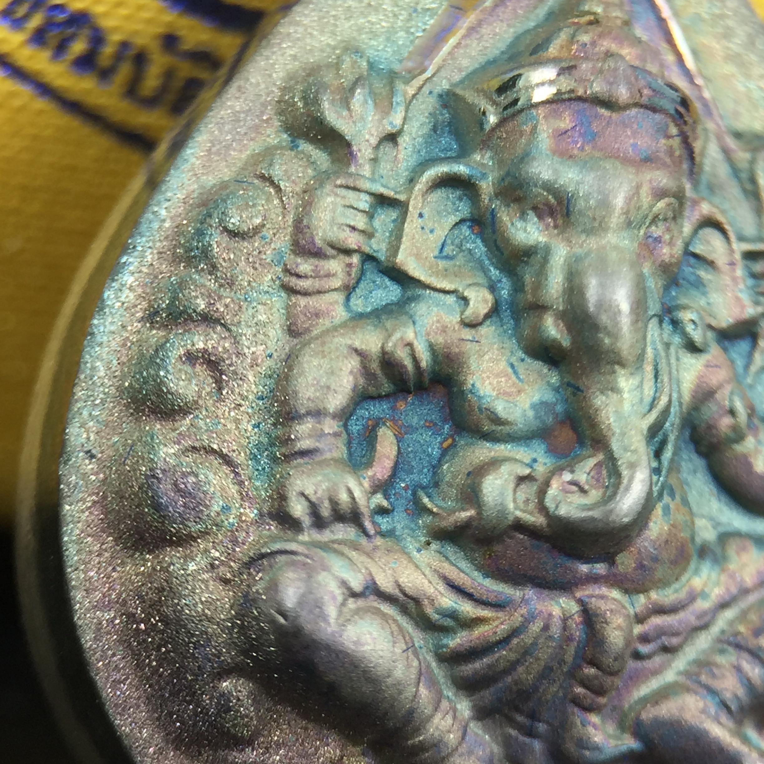 เหรียญพระพิฆเนศวร ญสส. ชุดกาญจนาภิเษกครองราชย์ 50 ปี พุทธศักราช 2538 พิมพ์ใหญ่(2.9 ซม.) เนื้อเงินผิวเดิมกลับดำขึ้นสีรุ้งเข้มขลังงดงามธรรมชาติสร้างสรรค์ สภาพสวยเดิมพร้อมกล่องบรรจุเดิม ตอกโค๊ดหมายเลขกำกับ(1ใน 5539องค์)