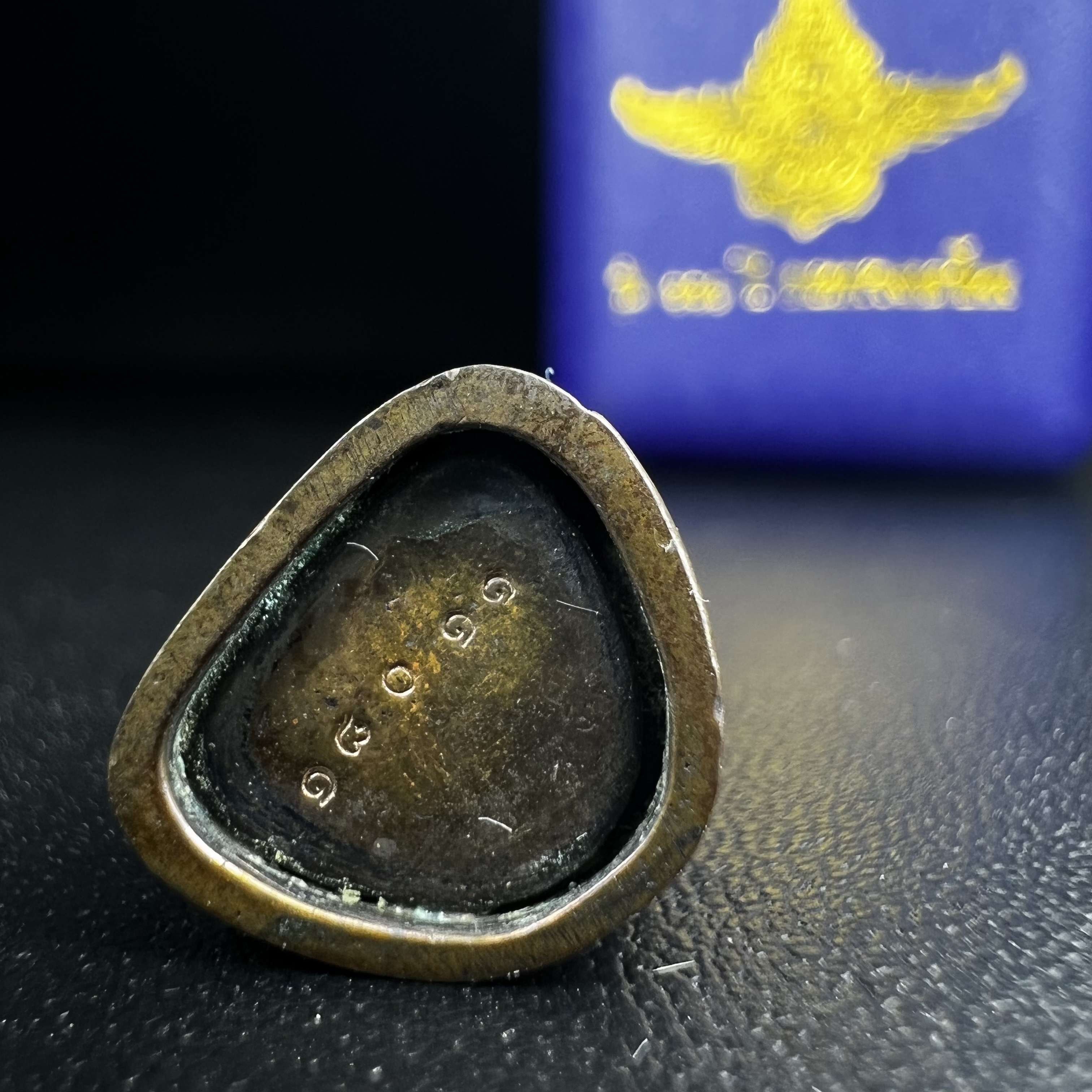 รูปเหมือนหล่อลอยองค์หลวงปู่ทวด รุ่น 111ปี กระทรวงกลาโหม เนื้อนวโลหะรมดำ-ปัดเงา ปี2540 พิธีใหญ่ สภาพสวย เข้มขลัง นิยม พร้อมกล่องบรรจุเดิม