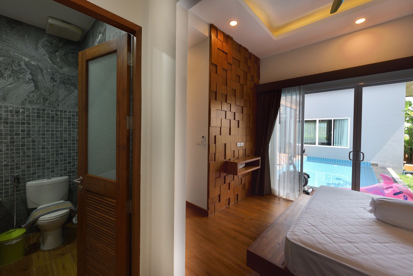 For Sales/Rent : 4 bed room private poool villa tropical modern style locate in Bandon-Cherntalay road.