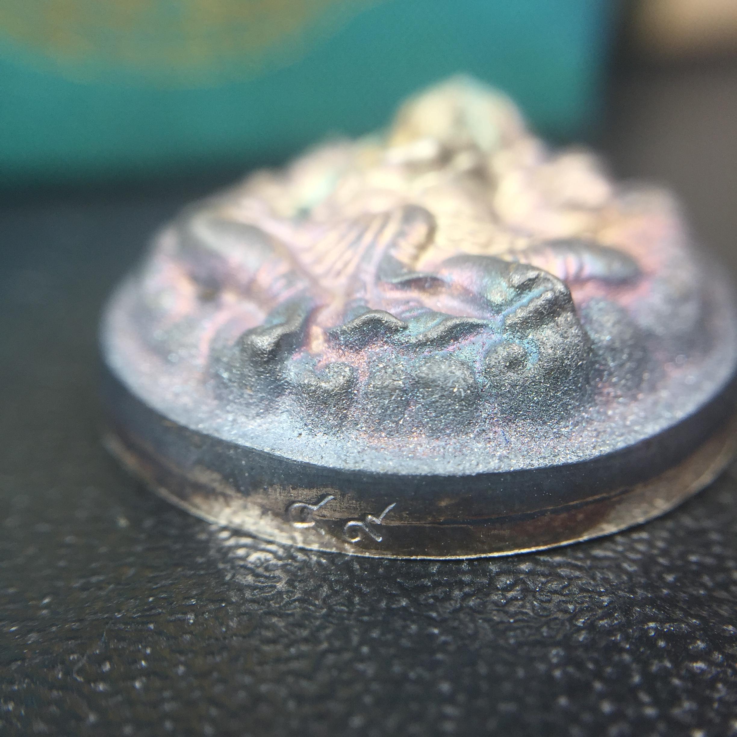 เหรียญพระพิฆเนศวร ญสส. ชุดกาญจนาภิเษกครองราชย์ 50 ปี พุทธศักราช 2538 พิมพ์ใหญ่(2.9 ซม.) เนื้อเงินผิวเดิมกลับดำขึ้นสีรุ้งเข้มขลังงดงามธรรมชาติสร้างสรรค์ สภาพสวยเดิมพร้อมกล่องบรรจุเดิม ตอกโค๊ดหมายเลขกำกับ(1ใน 5539องค์)