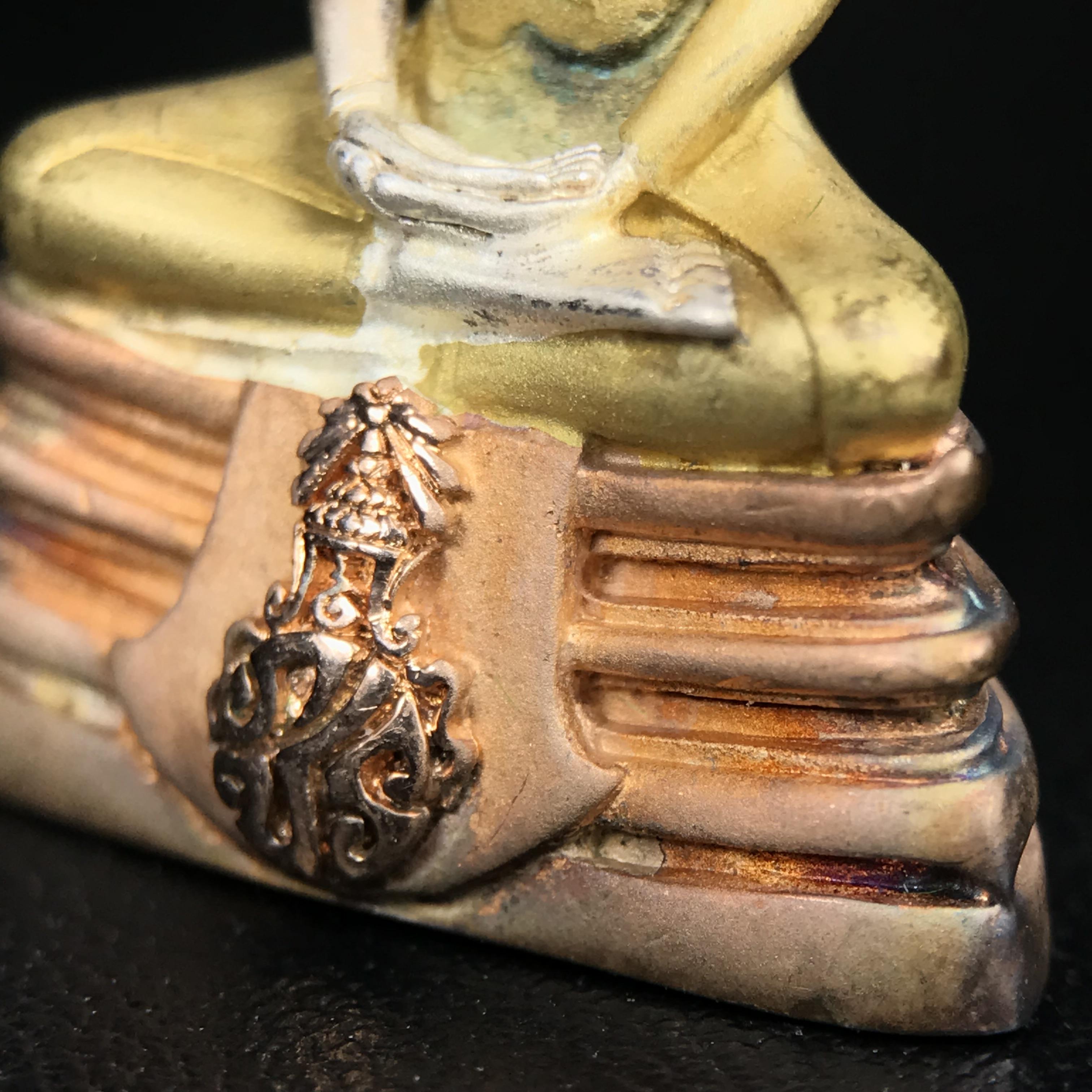 พระพุทธโสธร ภปร. รุ่นย้อนยุค สร้างพระอุโบสถ สมาคมชาวฉะเชิงเทรา จัดสร้าง ปี 2539 วโรกาสครองสิริราชสมบัติครบ 50 ปี เนื้อเงินชุบสามกษัตริย์ทรายนวลขัดเงาบางส่วน(สภาพผิวเดิม เก่าเก็บอย่าดี สวยมาก แบบนี้หายาก) พร้อมกล่องบรรจุและใบรับรองเดิมครบสมบูรณ์