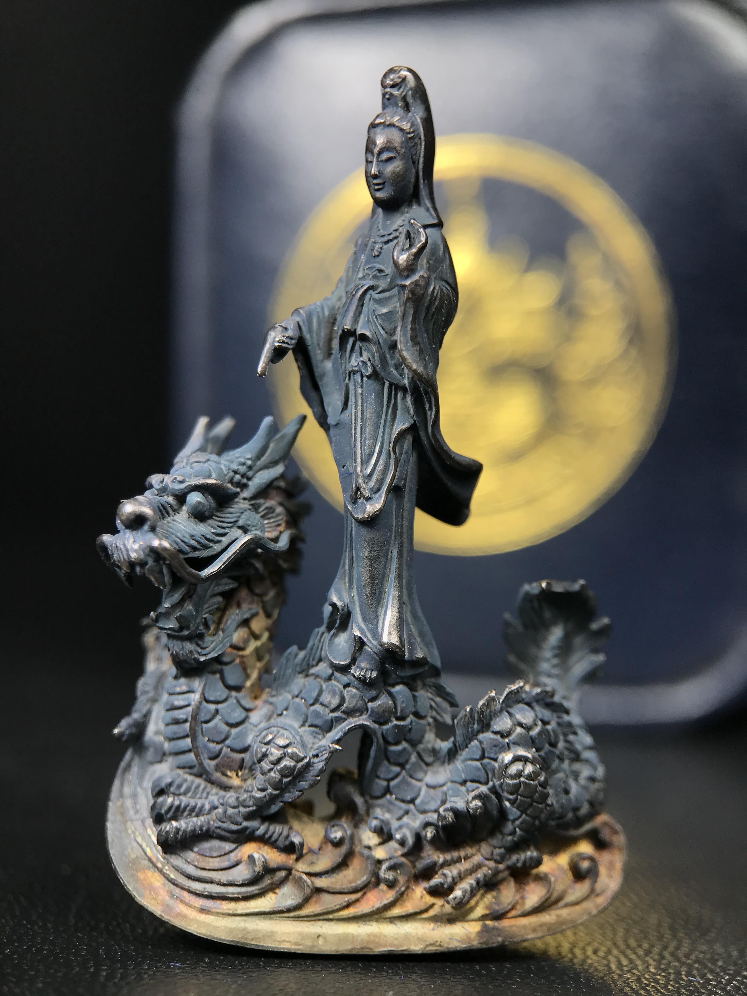 รูปหล่อลอยองค์พระโพธิสัตว์กวนอิม ทรงประทับมังกร จ.ระนอง ปี 2539 เนื้อเงิน พิมพ์ใหญ่(ผิวกลับดำทูโทนเข้มขลังสวยงามมีเสน่ห์)(สภาพผิวเดิม)(เสน่ห์พระเนื้อเงินสีสันที่ธรรมชาติสรรค์สร้าง)เฉลิมฉลองในวโรกาสที่พระบาทสมเด็จพระเจ้าอยู่หัวทรงครองสิริราชสมบัติครบ50ปี