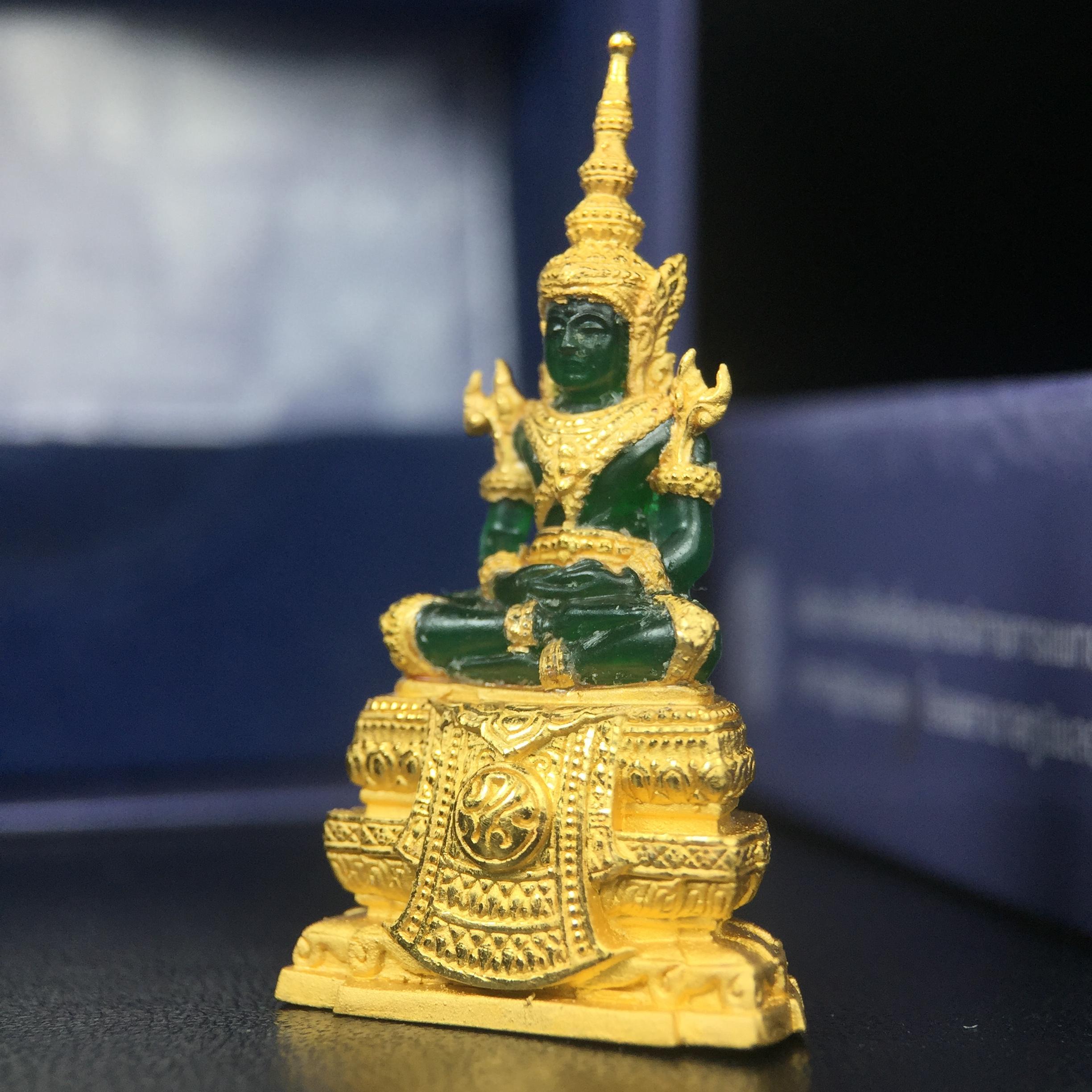พระแก้วมรกต ภปร. จัดสร้างโดย รพ.ภูมิพลฯ ปี2547 ลอยองค์ขนาดหน้าตัก 1/2 นิ้ว เนื้อเรซิ่นหุ้มทองคำ99.99 งดงามทรงคุณค่าอีกหนึ่งรุ่นยอดนิยม หายาก