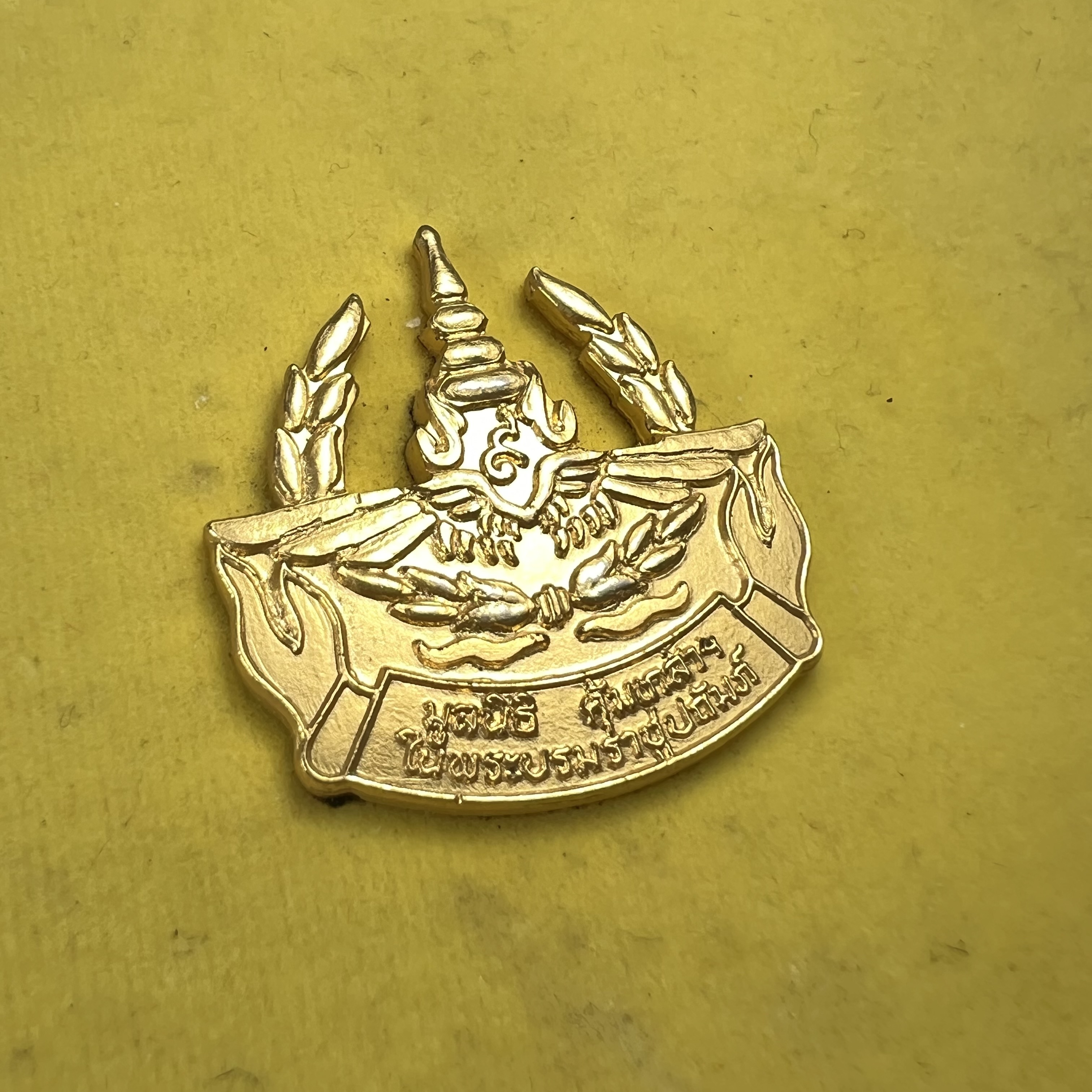 วัตถุมงคลคุ้มเกล้าฯ มหามงคลเฉลิมพระชนมพรรษา 6 รอบ รัชกาลที่ 9 ชุดพิเศษกรรมการ(สุดหายาก) (ในหลวงรัชกาลที่9 ทรงจุดไฟพระฤกษ์และเททอง พิธีใหญ่)ยอดนิยมหายาก