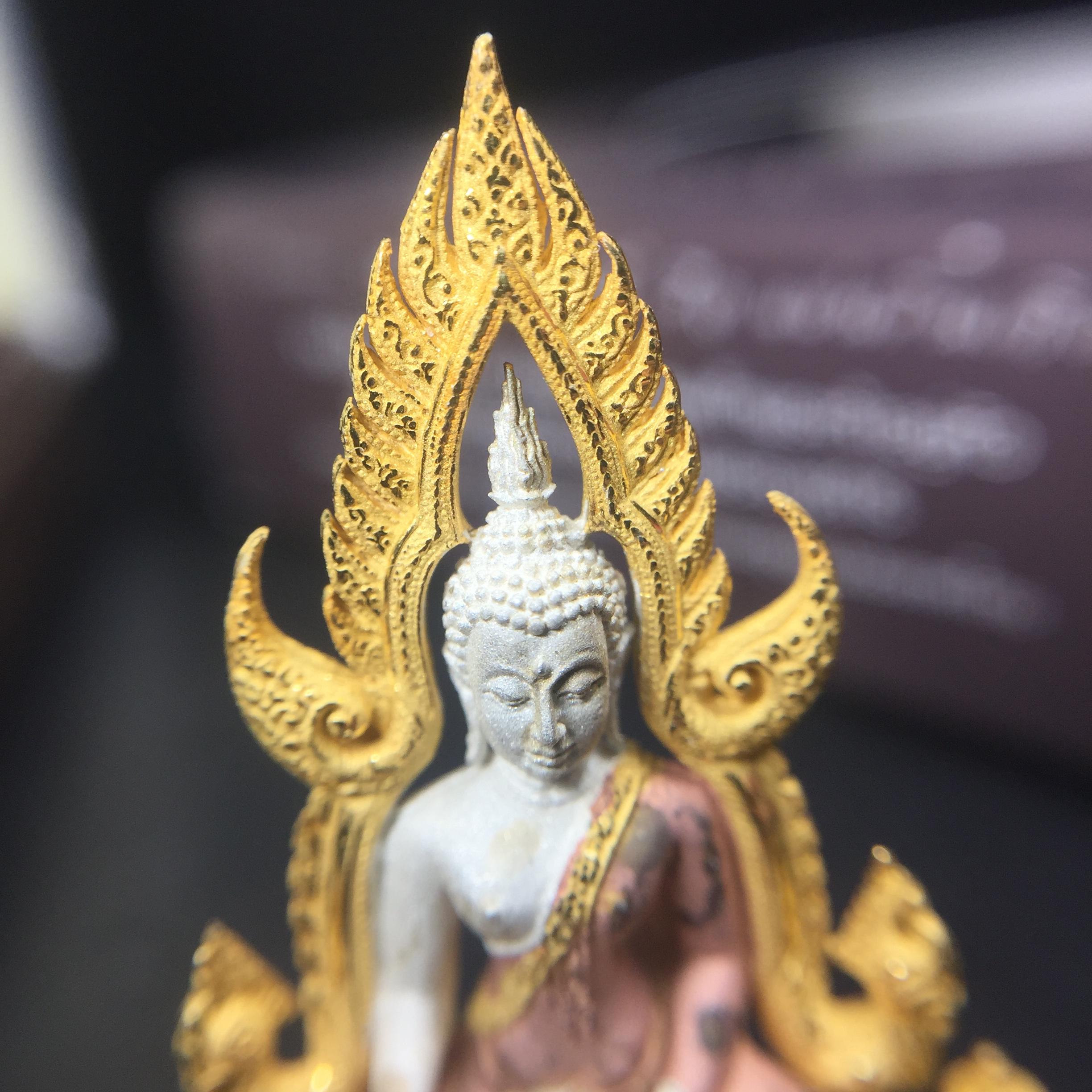 พระพุทธชินราช ภปร. โครงการ "เพราะแผ่นดินนี้ คือ แผ่นดินเกิด" ปี2548(รุ่นแรก) ลอยองค์ หน้าตัก 1/2 นิ้ว เนื้อเงินสามกษัตริย์