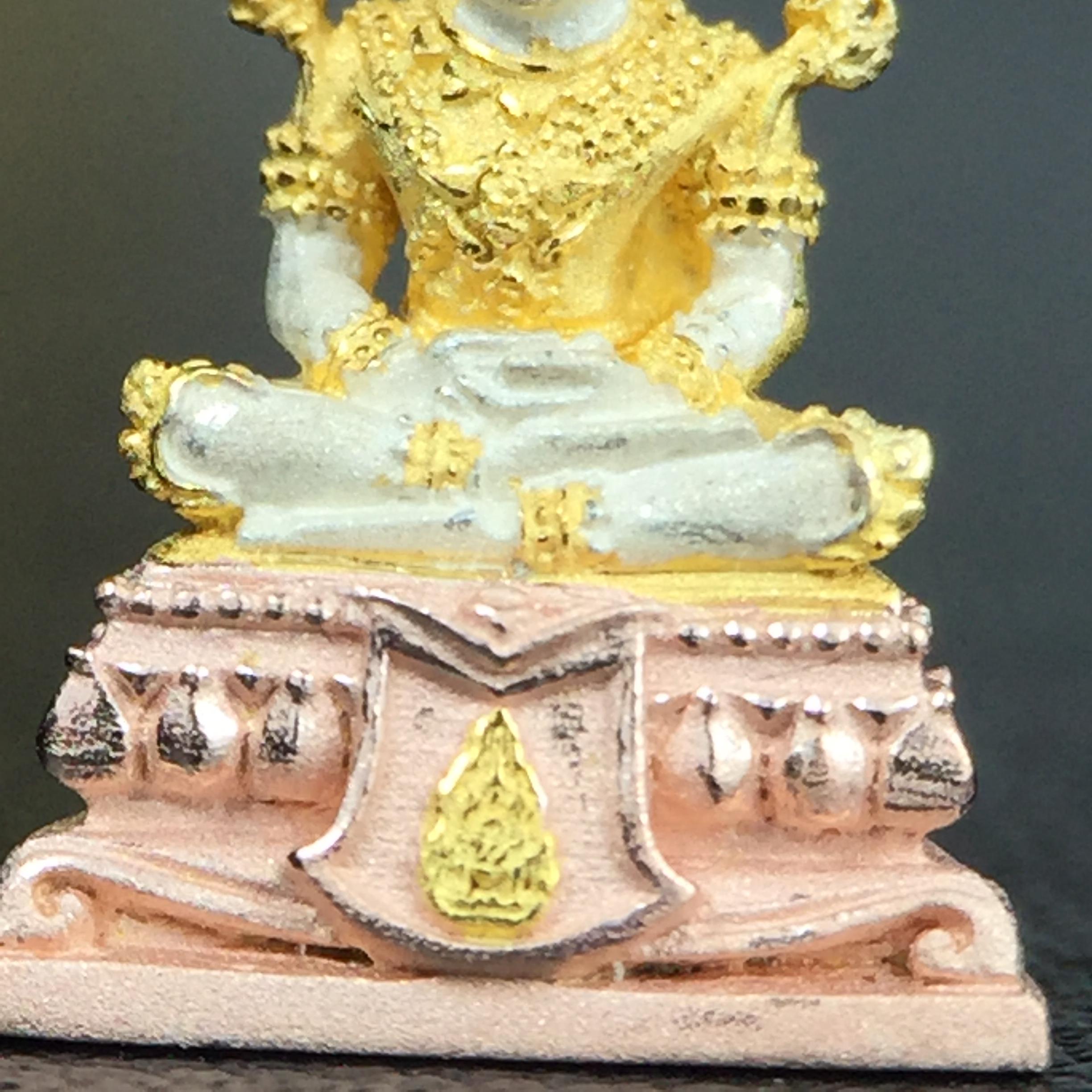 พระแก้วมรกต(จำลอง)ลอยองค์ ขนาดหน้าตัก 1/4 นิ้ว ทรงเครื่องฤดูร้อน เนื้อเงินสามกษัตริย์ ตราสัญลักษณ์ฉลองสิริราชสมบัติครบ 60 ปี พ.ศ.2549(สภาพสวย ครบ สมบูรณ์)