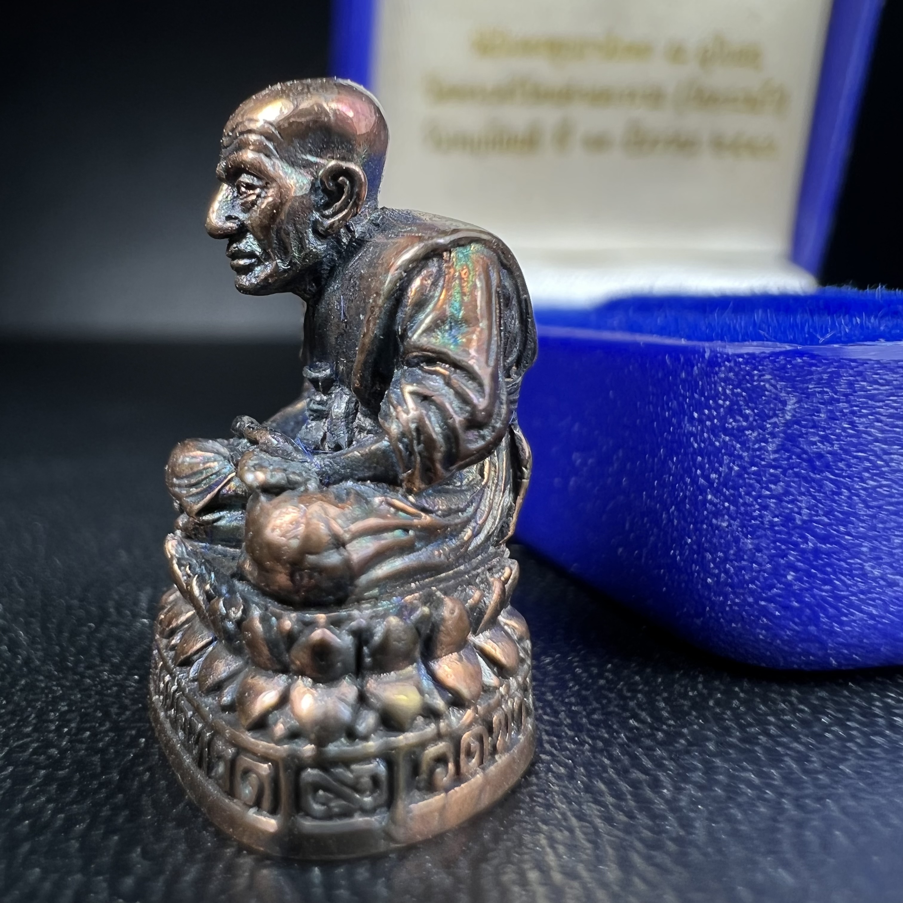 รูปเหมือนหล่อลอยองค์หลวงปู่ทวด รุ่น 111ปี กระทรวงกลาโหม เนื้อนวโลหะรมดำ-ปัดเงา ปี2540 พิธีใหญ่ สภาพสวย เข้มขลัง นิยม พร้อมกล่องบรรจุเดิม