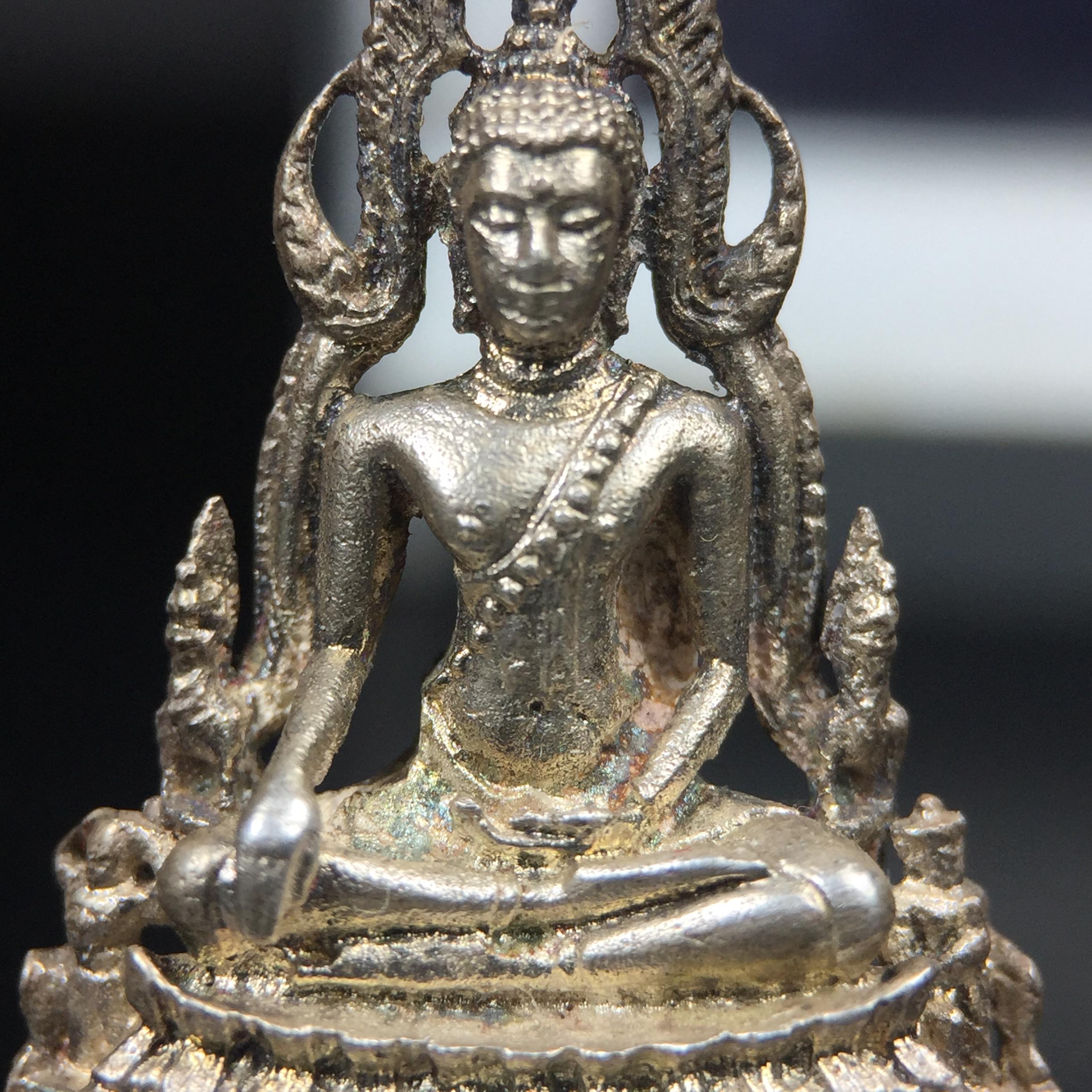 พระกริ่งพุทธชินราช รุ่นพระมาลาเบี่ยง ปี พ.ศ.2520 (รุ่นแรก รุ่นเดียว) วัดพระศรีรัตนมหาธาตุ พิษณุโลก ปี 2520 พิมพ์ใหญ่เนื้อเงิน(ผิวเดิมสวยติดรุ้งนิดๆผิวขึ้นน้ำทองสวยมีเสน่ห์ตามกาลเวลา)พิธีใหญ่ เกจิในยุคร่วมเสกมากมาย(องค์หมายเลขสวย เลขเบิ้น เลขคู่ ๕๕๓๓)