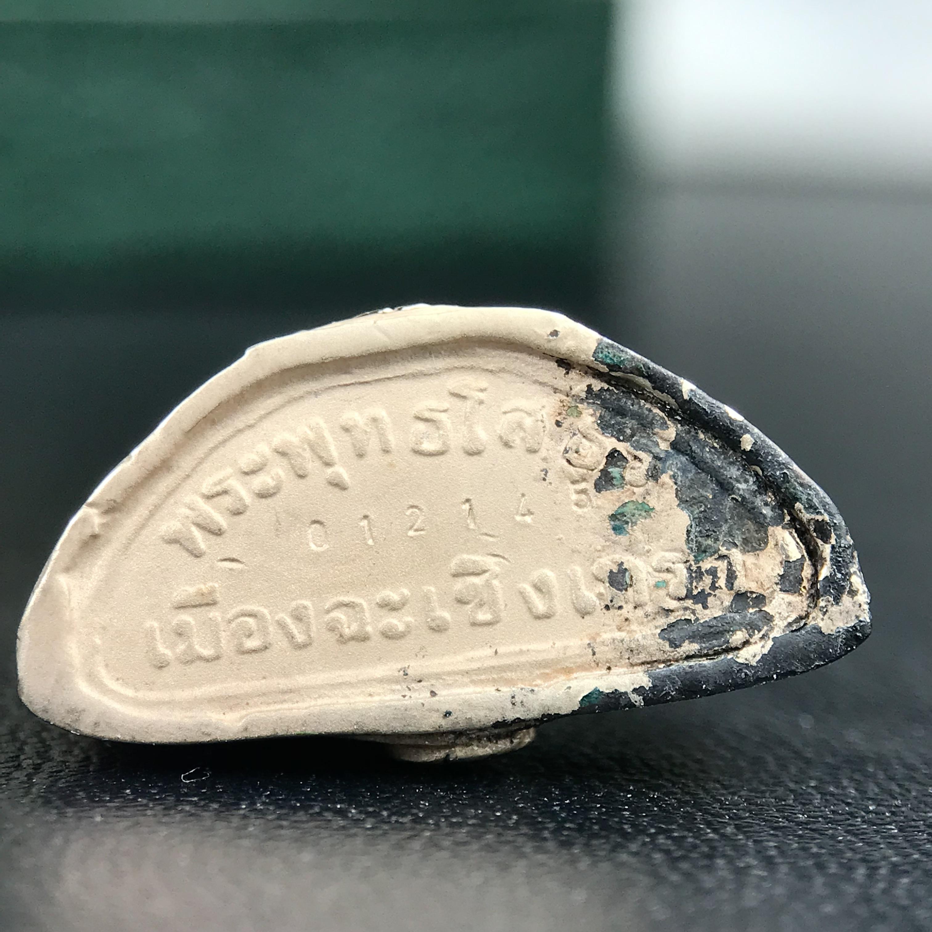 พระพุทธโสธร ภปร. รุ่นย้อนยุค สร้างพระอุโบสถ สมาคมชาวฉะเชิงเทรา จัดสร้าง ปี 2539 วโรกาสครองสิริราชสมบัติครบ 50 ปี เนื้อเงินชุบสามกษัตริย์ทรายนวลขัดเงาบางส่วน(สภาพผิวเดิม เก่าเก็บ) พร้อมกล่องบรรจุและใบรับรองเดิมครบ