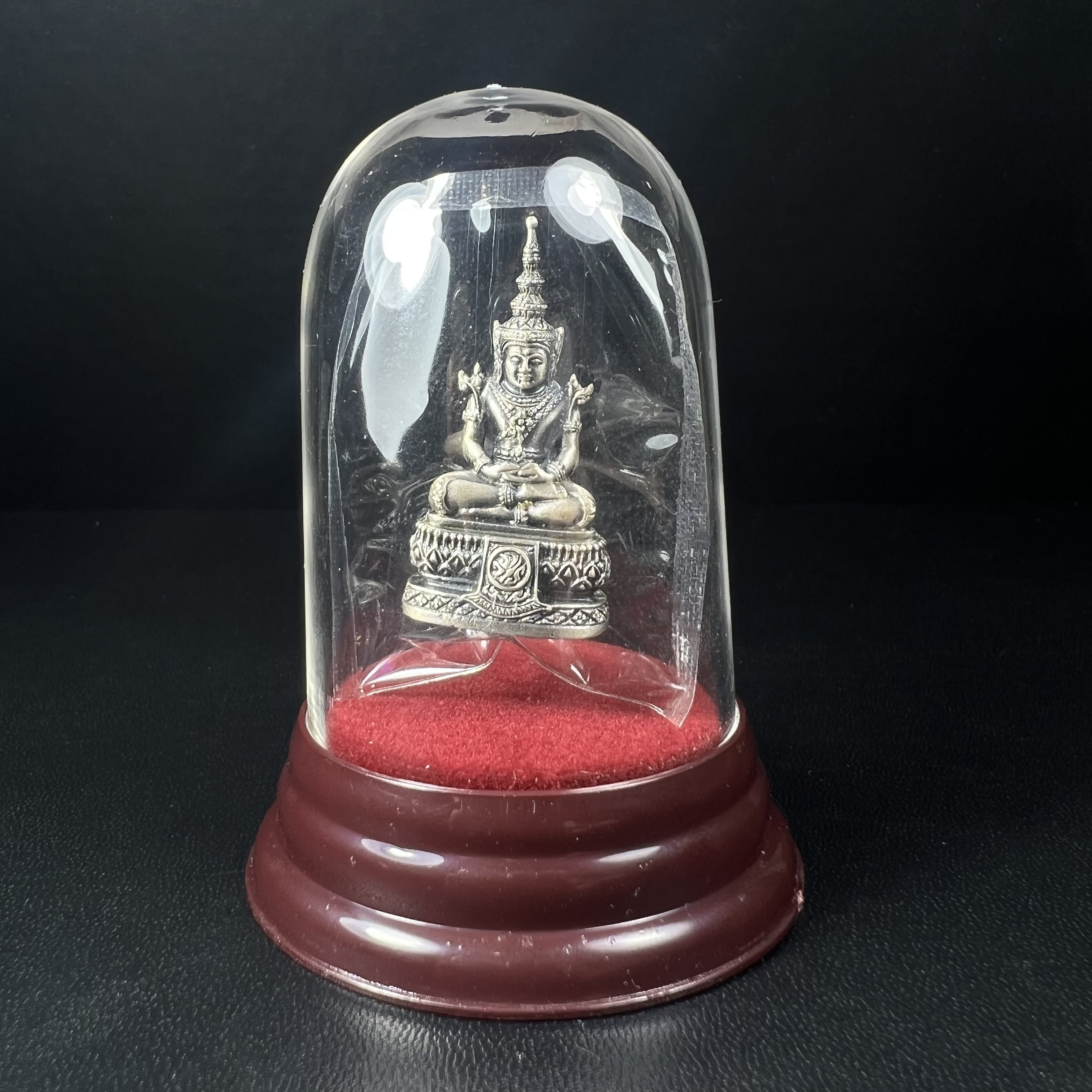 พระแก้วมรกต ภปร.(รุ่นแรก) ปี2545 รุ่นฉลองกรุงรัตนโกสินทร์ครบ 220 ปี พิมพ์ลอยองค์ใหญ่ เนื้ออัลปาก้า ชุบเงินลงดำ ขนาด 19*35 มม. พร้อมครอบตั้งโชว์เดิม องค์พระซีนซองเดิม สวยครบสมบูรณ์