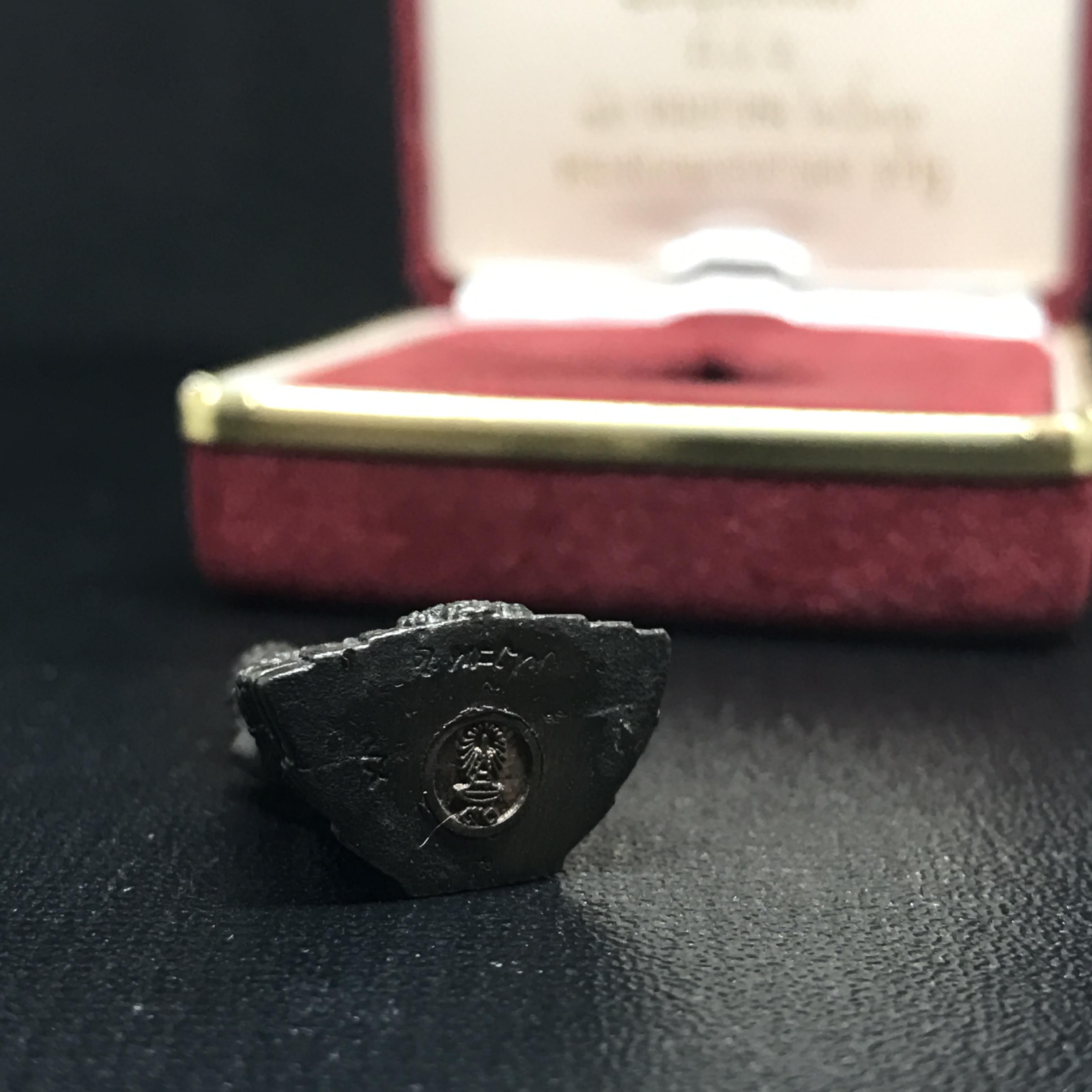 พระกริ่งพระพุทธชินสีห์ ภปร ทันโตเสฏโฐ ปี 2533 เนื้อนวโลหะ (วัตถุมงคลหนึ่งเดียวที่มีผงฟันในหลวงรัชกาลที่9 พระราชทานให้จัดสร้าง)