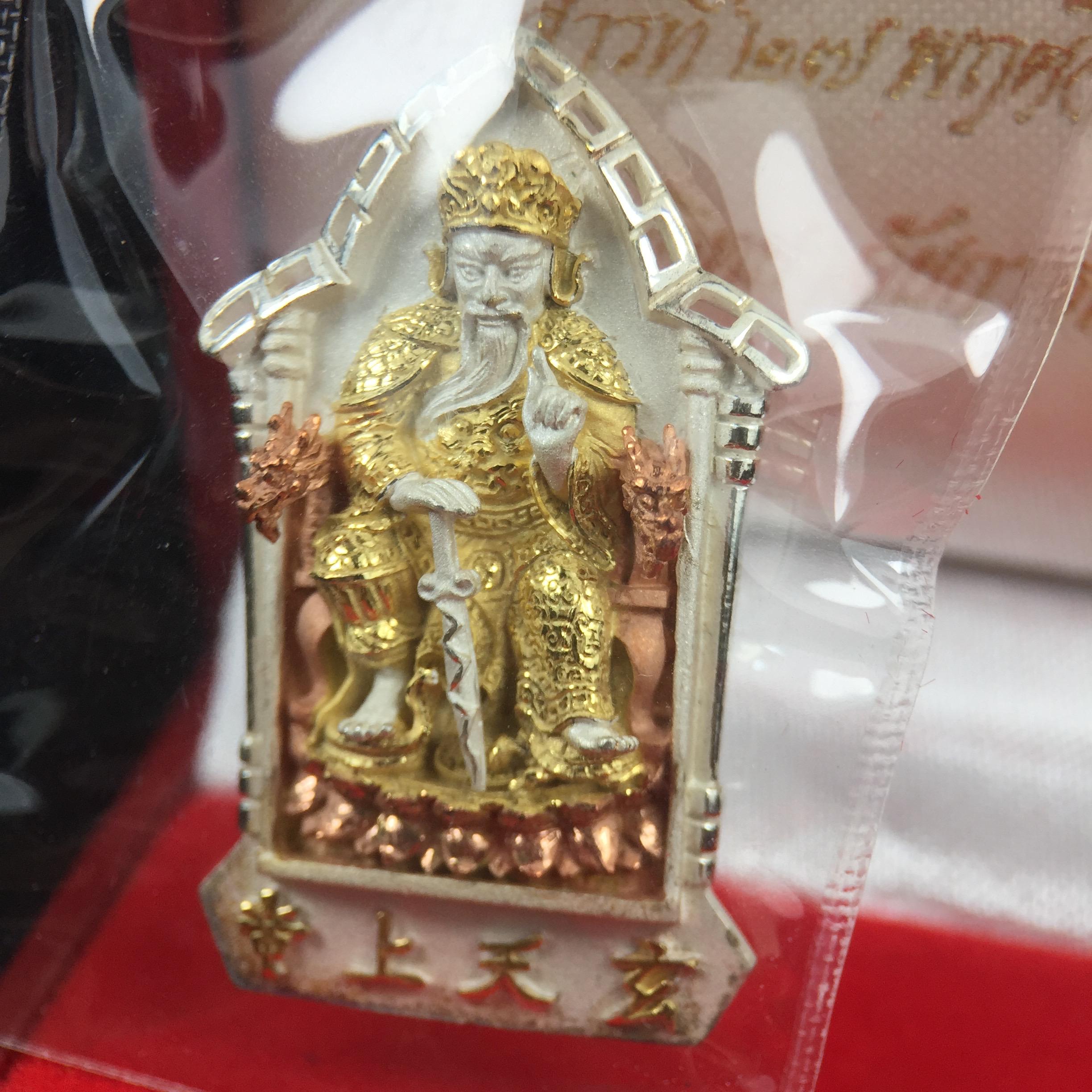 เหรียญรูปเหมือนเจ้าพ่อเสือ (ตั่วเหล่าเอี๊ย)รุ่นสองแผ่นดิน ปี 2542 หลัง ตราสัญลักษณ์ ภปร. 6รอบ 72 พรรษาในหลวงรัชกาลที่9 เสือคาบดาบ เหรียญหล่อ 3 มิติ เนื้อเงินสามกษัตริย์ พิมพ์ใหญ่ ปลุกเสก ณ วัดมังกรกมลาวาส(เล่งเน่ยยี่)สภาพสวยซีนซองเดิมกล่องครบเดิม